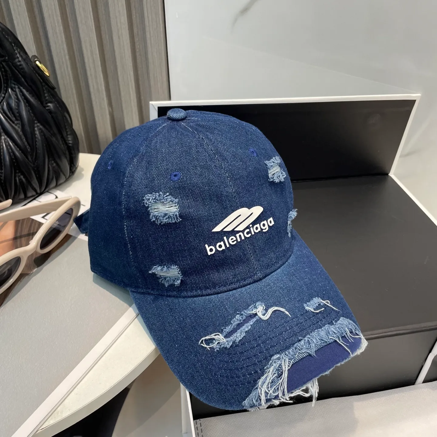 P66 Balenciaga (Balenciaga) new washed distressed ripped denim baseball cap Newly launched washed denim series, casual and versatile wardrobe matching artifact