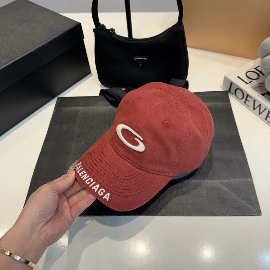 P50 Balenciaga's new baseball cap comes in two classic color options: dark gray and black. Made of high-quality fabrics, the texture is of premium quality, and the distressed craftsmanship gives the hat a unique retro charm. The hat body has an exquisite brand logo, highlighting the brand's charm and the wearer's fashion taste. The simple and versatile style can be easily matched with casual or trendy clothes to create a personalized look for you. It is a high-quality accessory that fashion lovers should not miss.