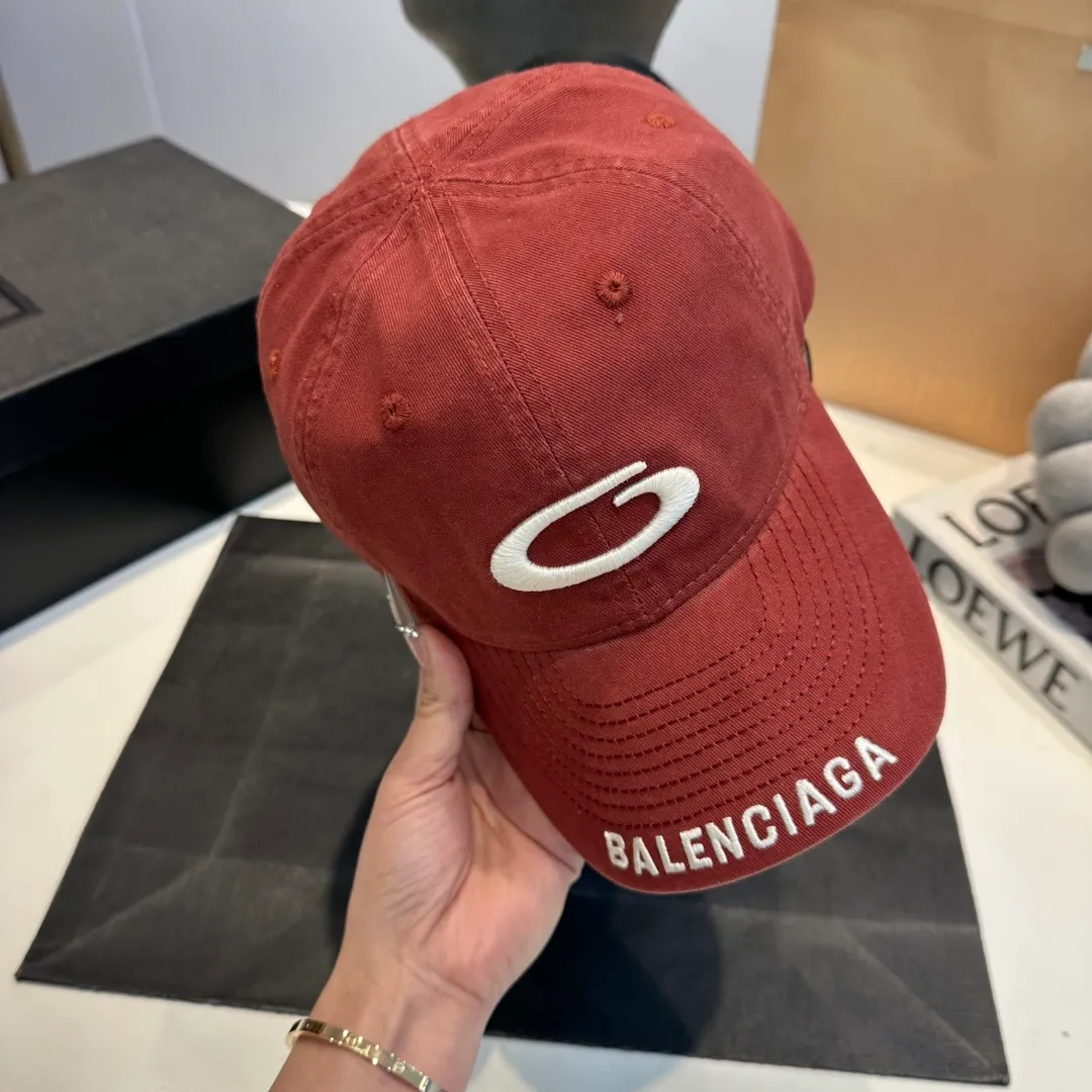 P50 Balenciaga's new baseball cap comes in two classic color options: dark gray and black. Made of high-quality fabrics, the texture is of premium quality, and the distressed craftsmanship gives the hat a unique retro charm. The hat body has an exquisite brand logo, highlighting the brand's charm and the wearer's fashion taste. The simple and versatile style can be easily matched with casual or trendy clothes to create a personalized look for you. It is a high-quality accessory that fashion lovers should not miss.