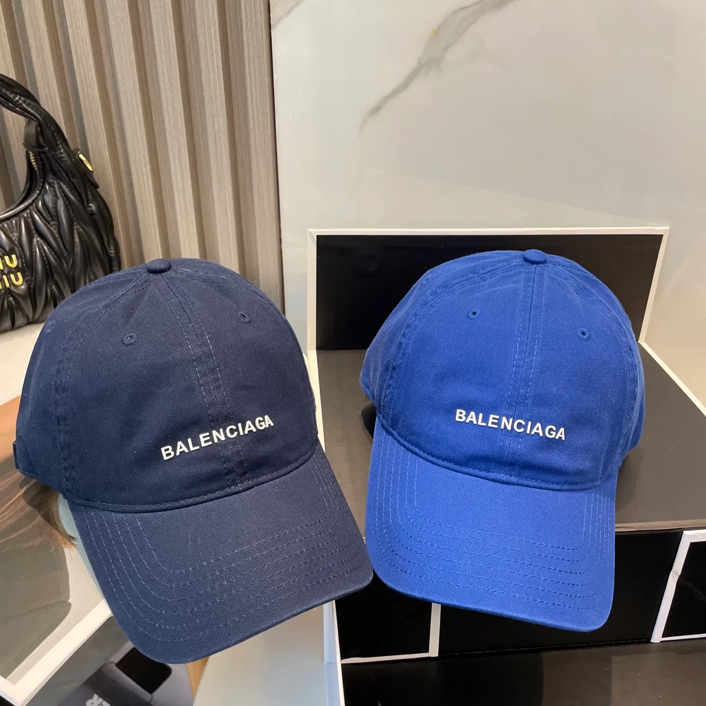 P50 Balenciaga Baseball Cap My family is already very proficient in Balenciaga’s craftsmanship. It’s a must-have. BALENCIAGA Balenciaga’s new washed pure cotton baseball cap. Heavy craftsmanship, double B letter logo, novel and fashionable trendy style. Exclusive physical shot of the same style for men and women. Unisex, adjustable