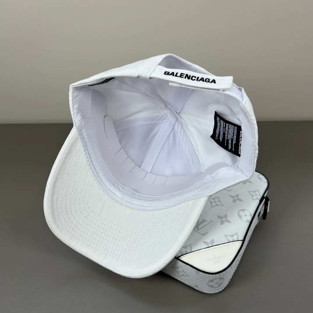 46💰BALENCIAGA Balenciaga’s new logo baseball cap, cool colors, different styles for men and women, the first batch will be shipped first! A must-buy for Paris fans!