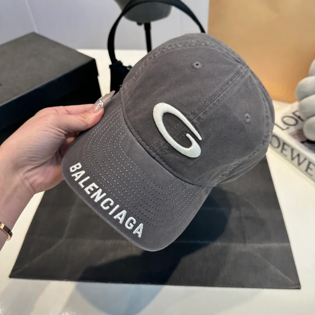 P50 Balenciaga's new baseball cap comes in two classic color options: dark gray and black. Made of high-quality fabrics, the texture is of premium quality, and the distressed craftsmanship gives the hat a unique retro charm. The hat body has an exquisite brand logo, highlighting the brand's charm and the wearer's fashion taste. The simple and versatile style can be easily matched with casual or trendy clothes to create a personalized look for you. It is a high-quality accessory that fashion lovers should not miss.