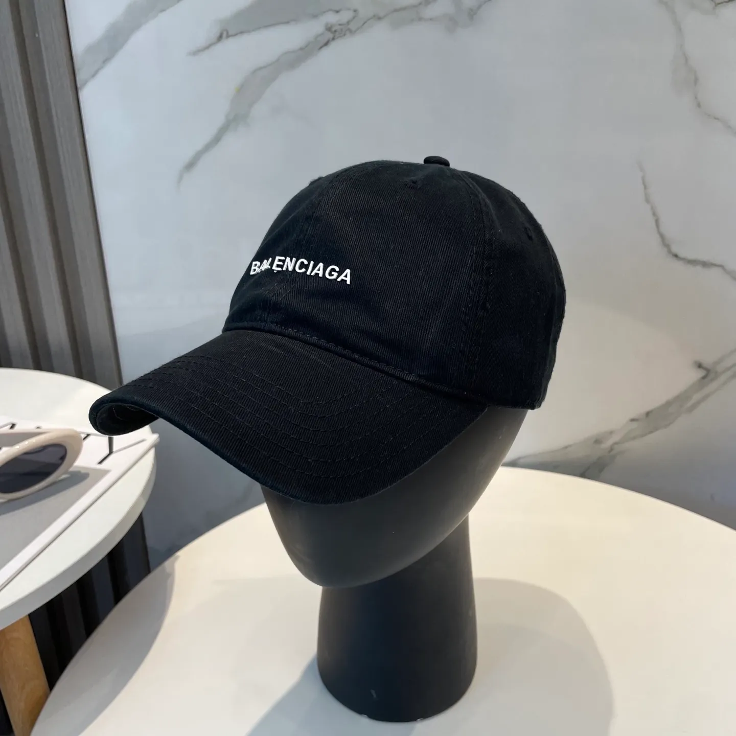 P50 Balenciaga Baseball Cap My family is already very proficient in Balenciaga’s craftsmanship. It’s a must-have. BALENCIAGA Balenciaga’s new washed pure cotton baseball cap. Heavy craftsmanship, double B letter logo, novel and fashionable trendy style. Exclusive physical shot of the same style for men and women. Unisex, adjustable