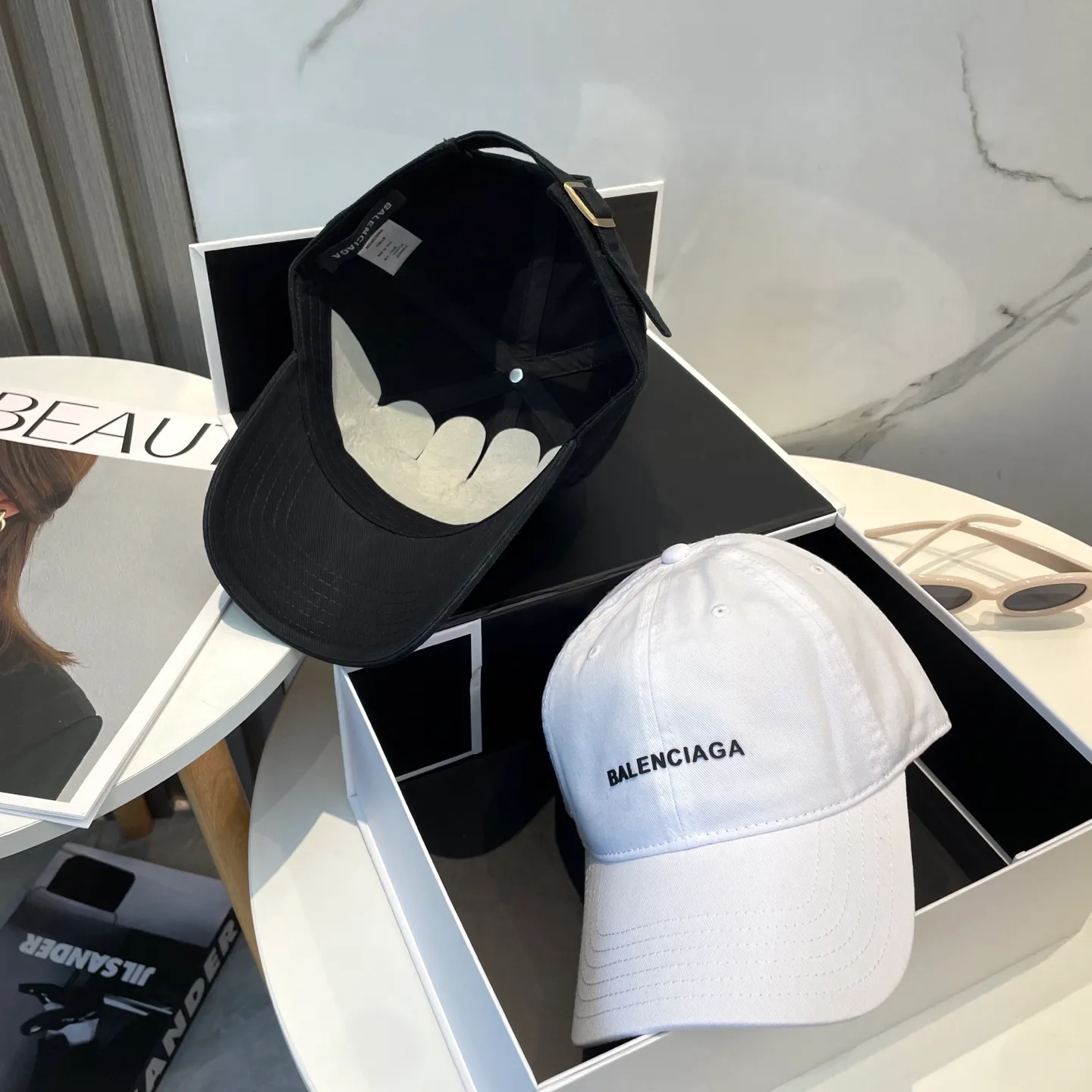 P50 Balenciaga Baseball Cap My family is already very proficient in Balenciaga’s craftsmanship. It’s a must-have. BALENCIAGA Balenciaga’s new washed pure cotton baseball cap. Heavy craftsmanship, double B letter logo, novel and fashionable trendy style. Exclusive physical shot of the same style for men and women. Unisex, adjustable