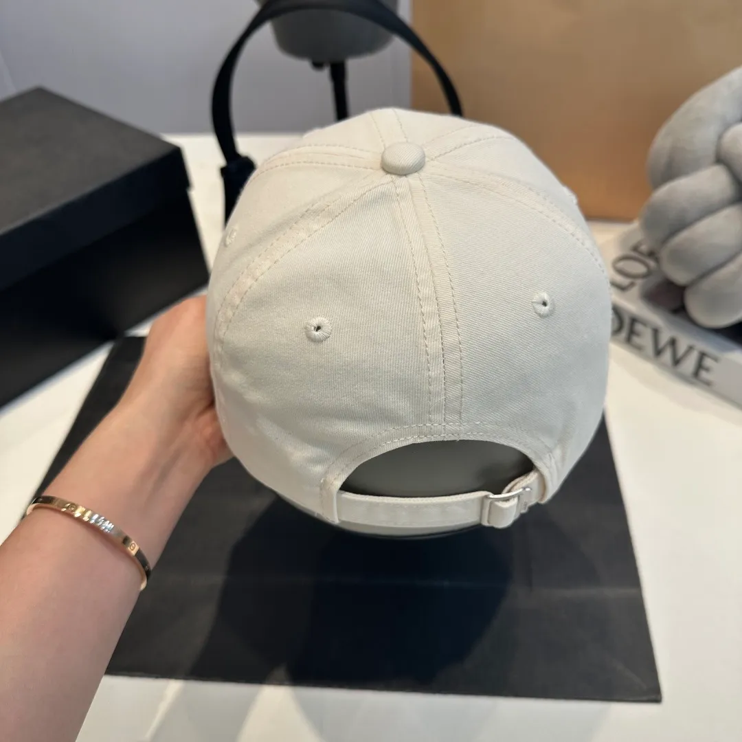 P60 Balenciaga BALENGIAGA hole baseball cap