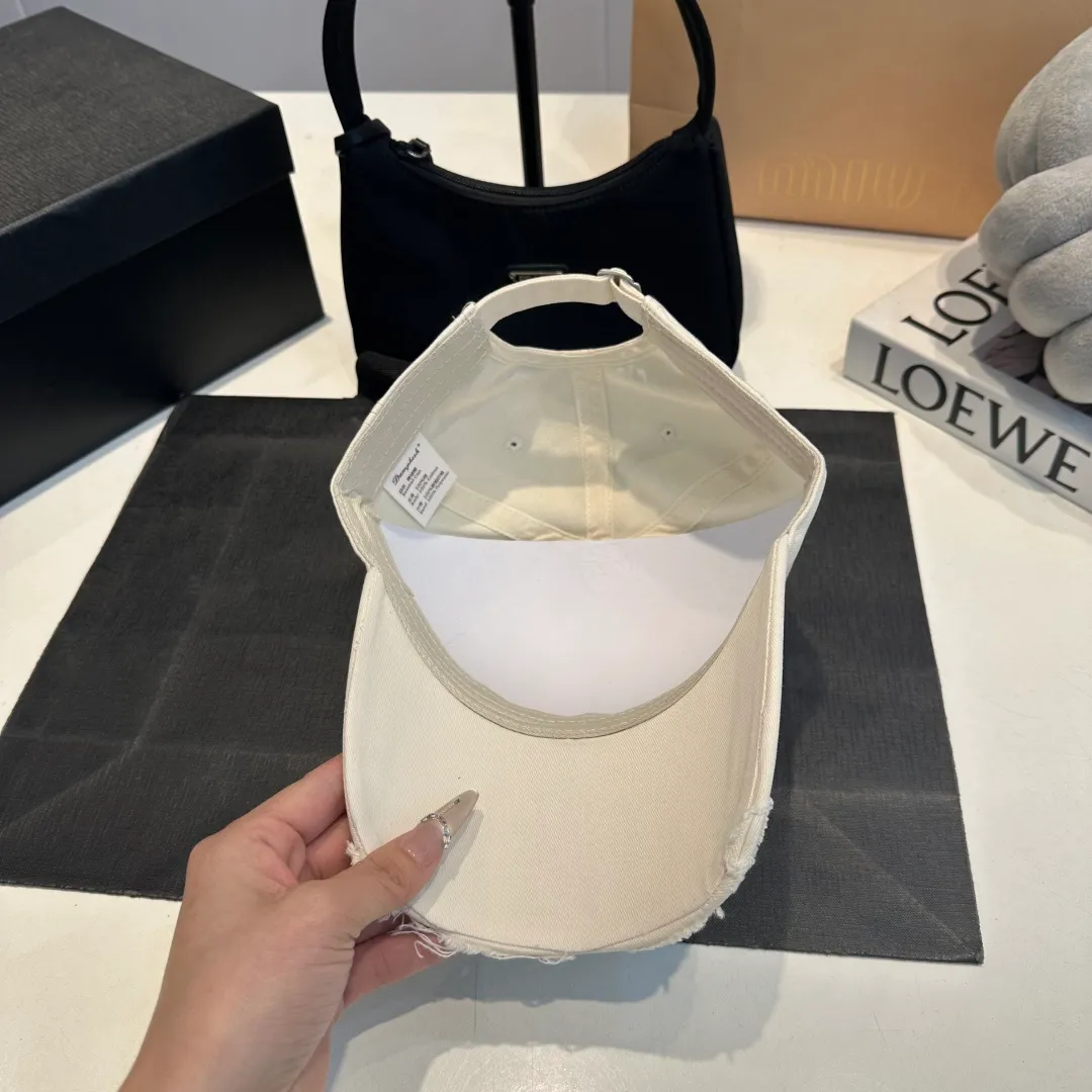 P60 Balenciaga BALENGIAGA hole baseball cap