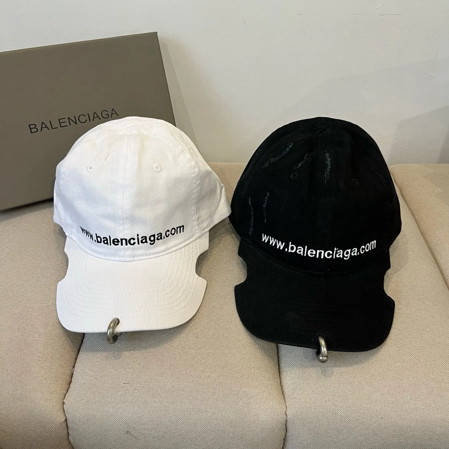 P76💰BALENCIAGA Balenciaga's new logo baseball cap, cool colors, different styles for men and women, the first batch will be shipped first! A must-buy for Paris fans!
