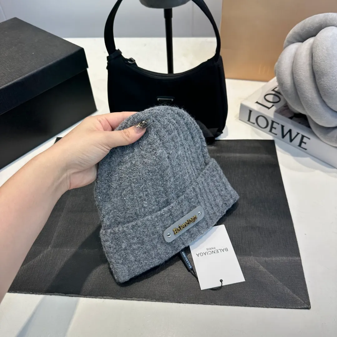 P50 Balenciaga👒Spot Balenciaga official website quality (not ordinary goods in the market, pay attention to the details) new autumn and winter letter LOGO woolen hat, same style knitted hat for men and women🔥elegant temperament, warm and comfortable
