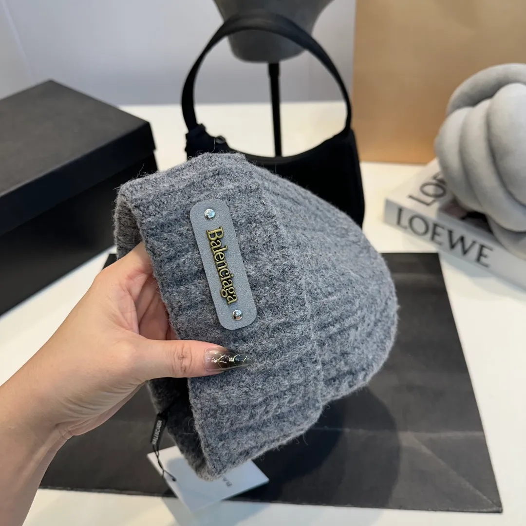 P50 Balenciaga👒Spot Balenciaga official website quality (not ordinary goods in the market, pay attention to the details) new autumn and winter letter LOGO woolen hat, same style knitted hat for men and women🔥elegant temperament, warm and comfortable
