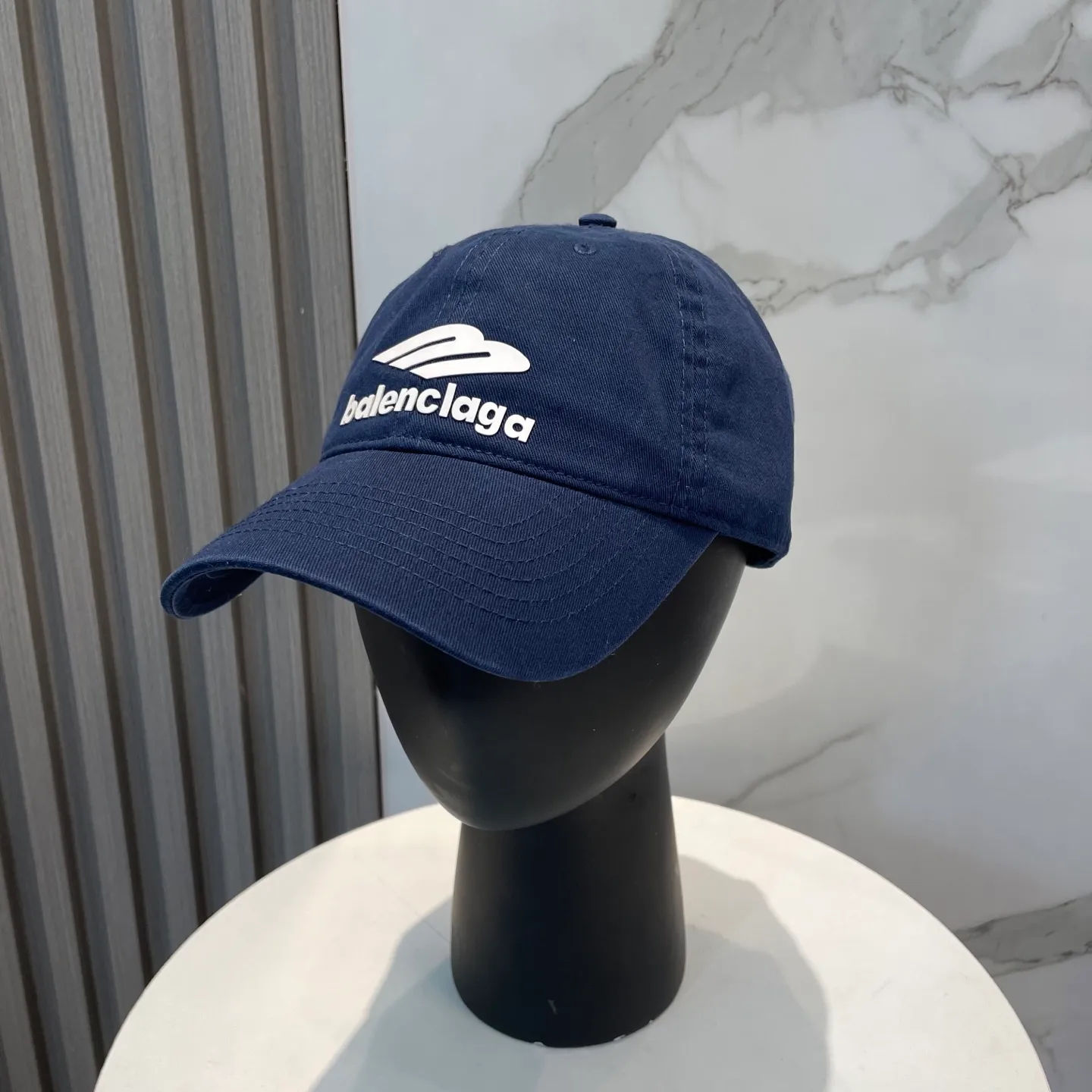 P54 Balenciaga Baseball Cap My family is already very proficient in Balenciaga’s craftsmanship. It’s a must-have. BALENCIAGA Balenciaga’s new washed pure cotton baseball cap. Heavy craftsmanship, double B letter logo, novel and fashionable trendy style. Exclusive physical shot of the same style for men and women. Unisex, adjustable
