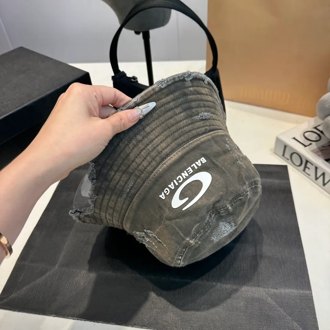 P60 new product Balencia*a Balenciaga's new fisherman hat, ready for delivery in seconds🧢Simple, fashionable, super invincible and beautiful hat! Couple style!