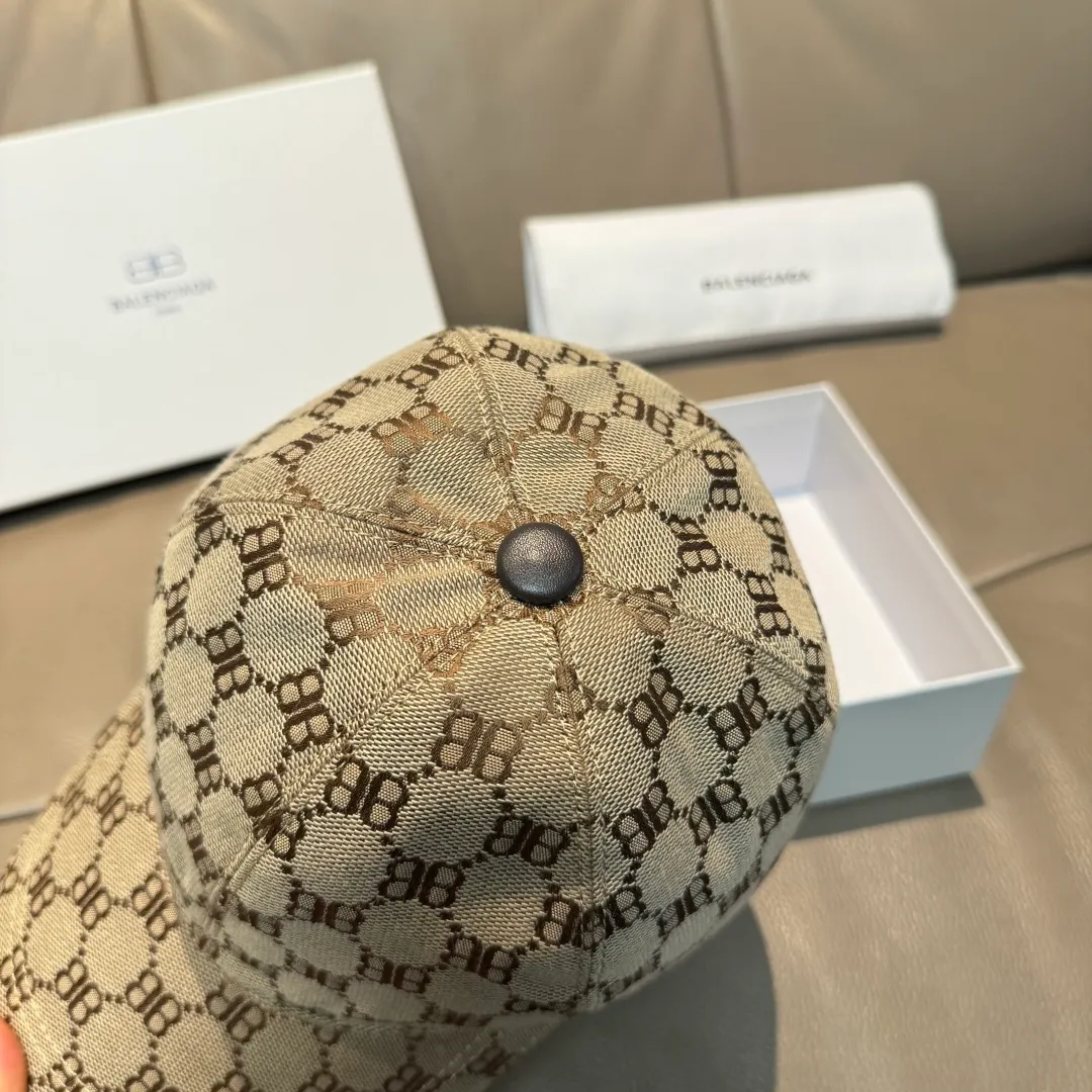 p90, Balenciaga's new original baseball cap, 1:1 mold opening and customization at the counter, original canvas fabric + first layer of cowhide, pure cotton lining, light and breathable, simple and elegant! Basic head circumference is 56cm, the patch is adjustable, suitable for both men and women, a must-have for all seasons!