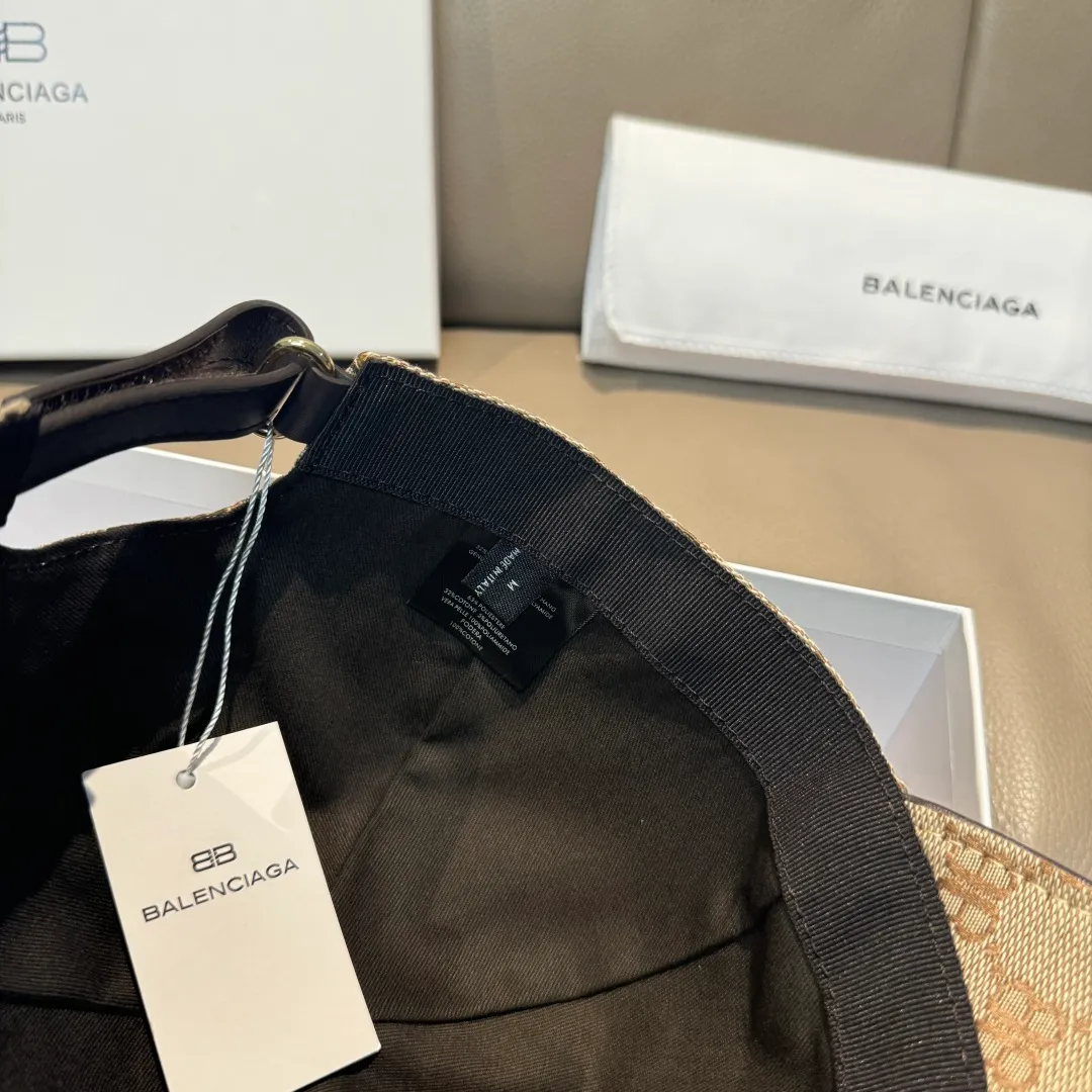 p90, Balenciaga's new original baseball cap, 1:1 mold opening and customization at the counter, original canvas fabric + first layer of cowhide, pure cotton lining, light and breathable, simple and elegant! Basic head circumference is 56cm, the patch is adjustable, suitable for both men and women, a must-have for all seasons!