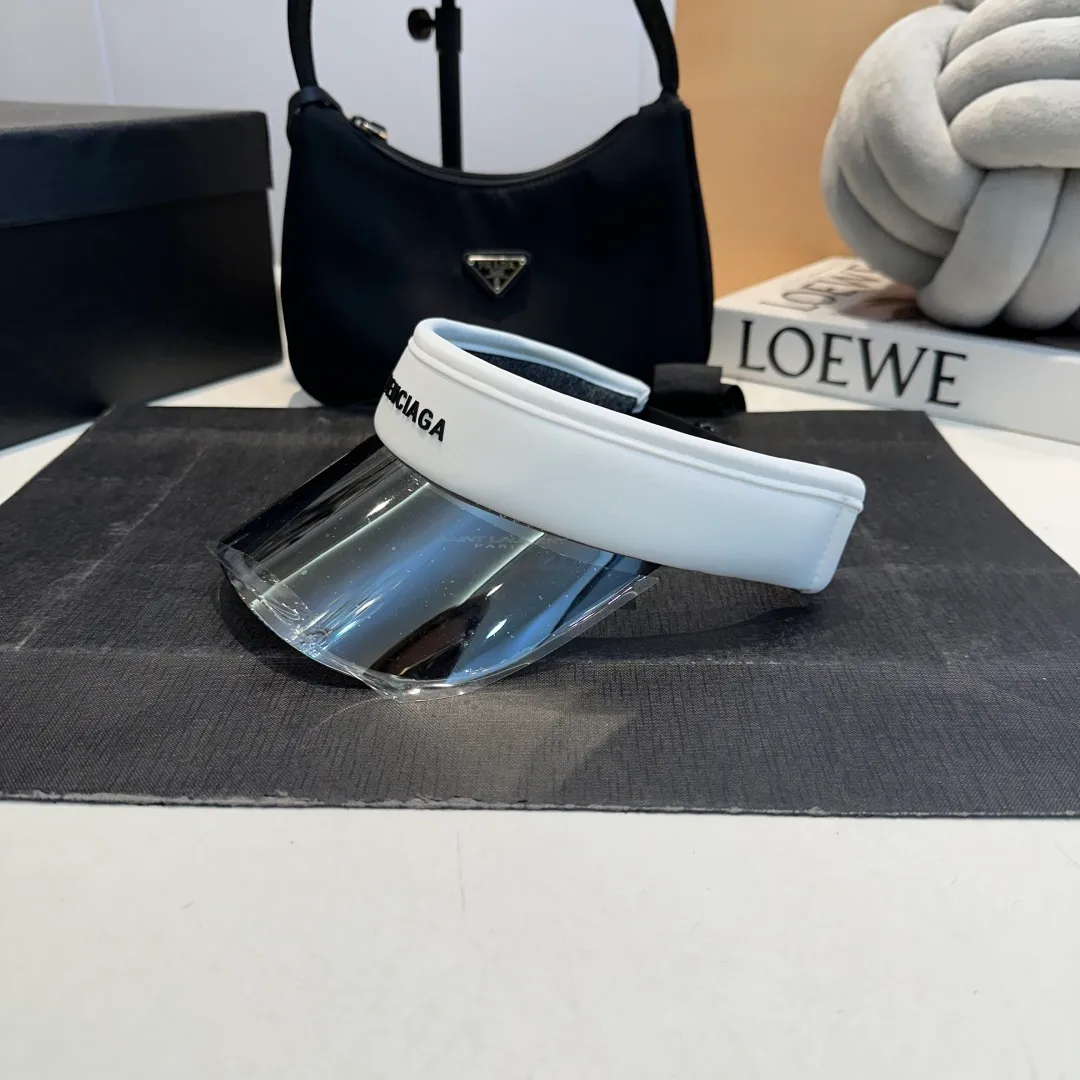 P50 Balencia*a Balenciaga's new style 💞 Summer ice silk empty top hat. The empty top sun protection hat does not delay the ponytail~ The ice silk fabric is practical and beautiful! The design of the large brim can effectively block ultraviolet rays. Multiple colors available.