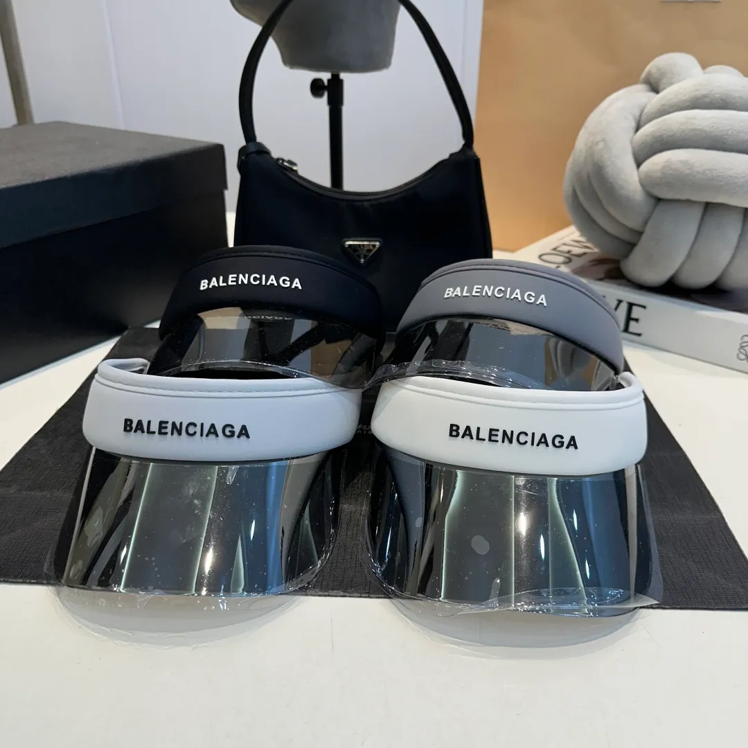 P50 Balencia*a Balenciaga's new style 💞 Summer ice silk empty top hat. The empty top sun protection hat does not delay the ponytail~ The ice silk fabric is practical and beautiful! The design of the large brim can effectively block ultraviolet rays. Multiple colors available.