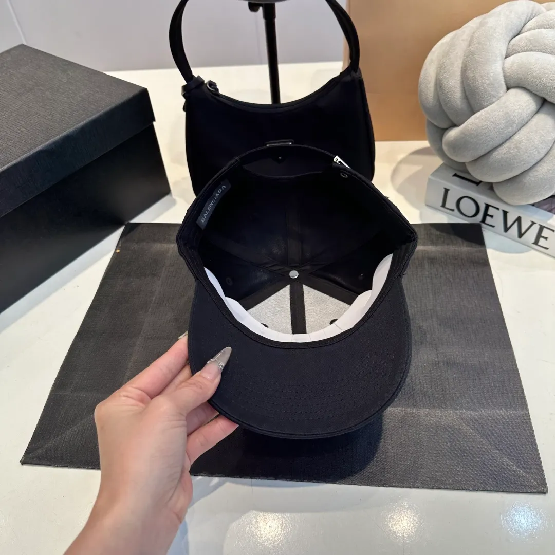 P56 BALENCIAGA Balenciaga's new embroidered logo baseball cap, cool colors, different styles for men and women, the first batch will be shipped first! A must-buy for Paris fans!