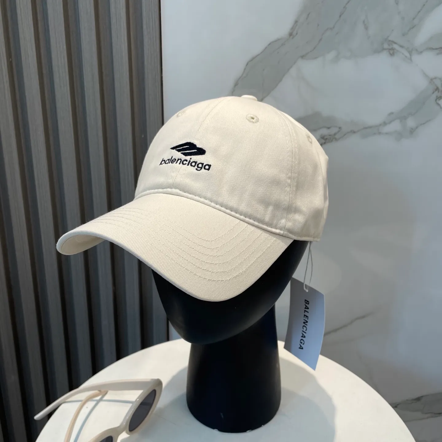 P56 BALENCIAGA Balenciaga's new embroidered logo baseball cap, cool colors, different styles for men and women, the first batch will be shipped first! A must-buy for Paris fans!
