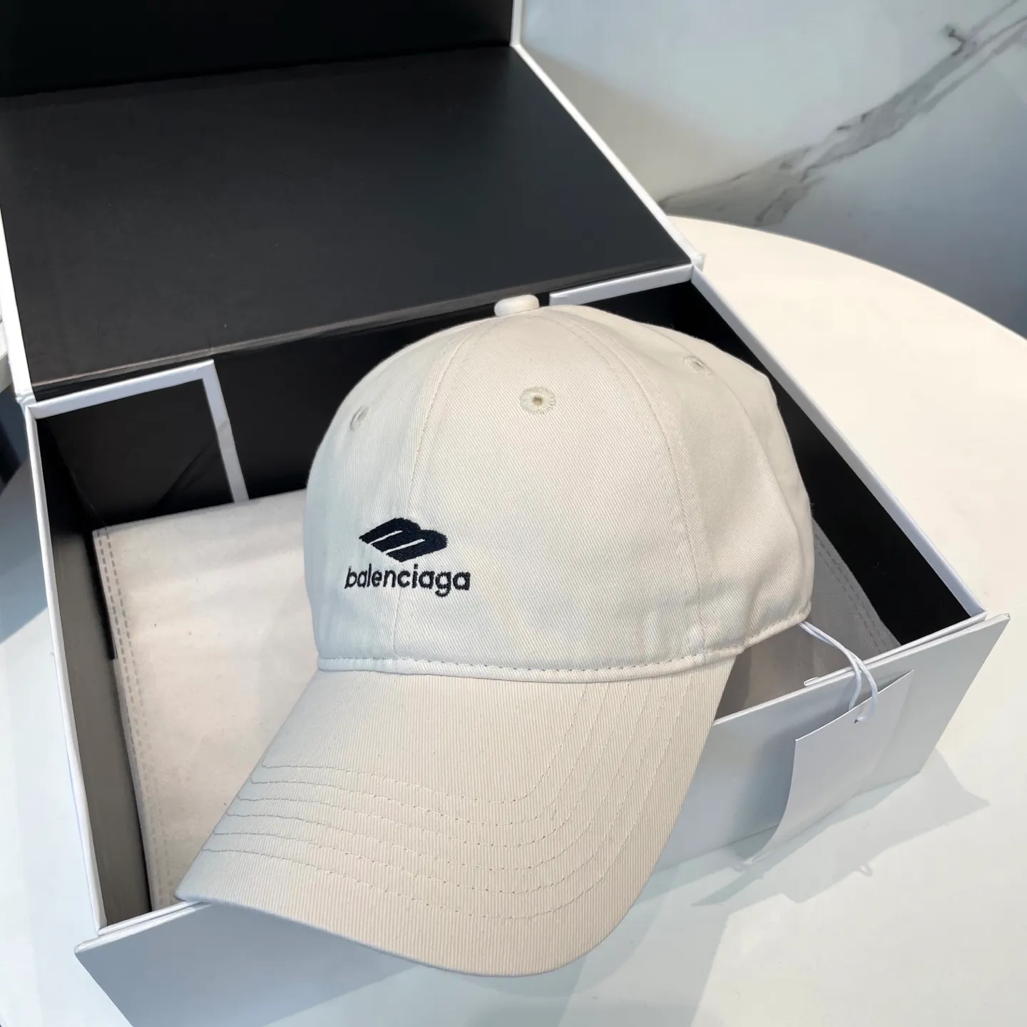 P56 BALENCIAGA Balenciaga's new embroidered logo baseball cap, cool colors, different styles for men and women, the first batch will be shipped first! A must-buy for Paris fans!