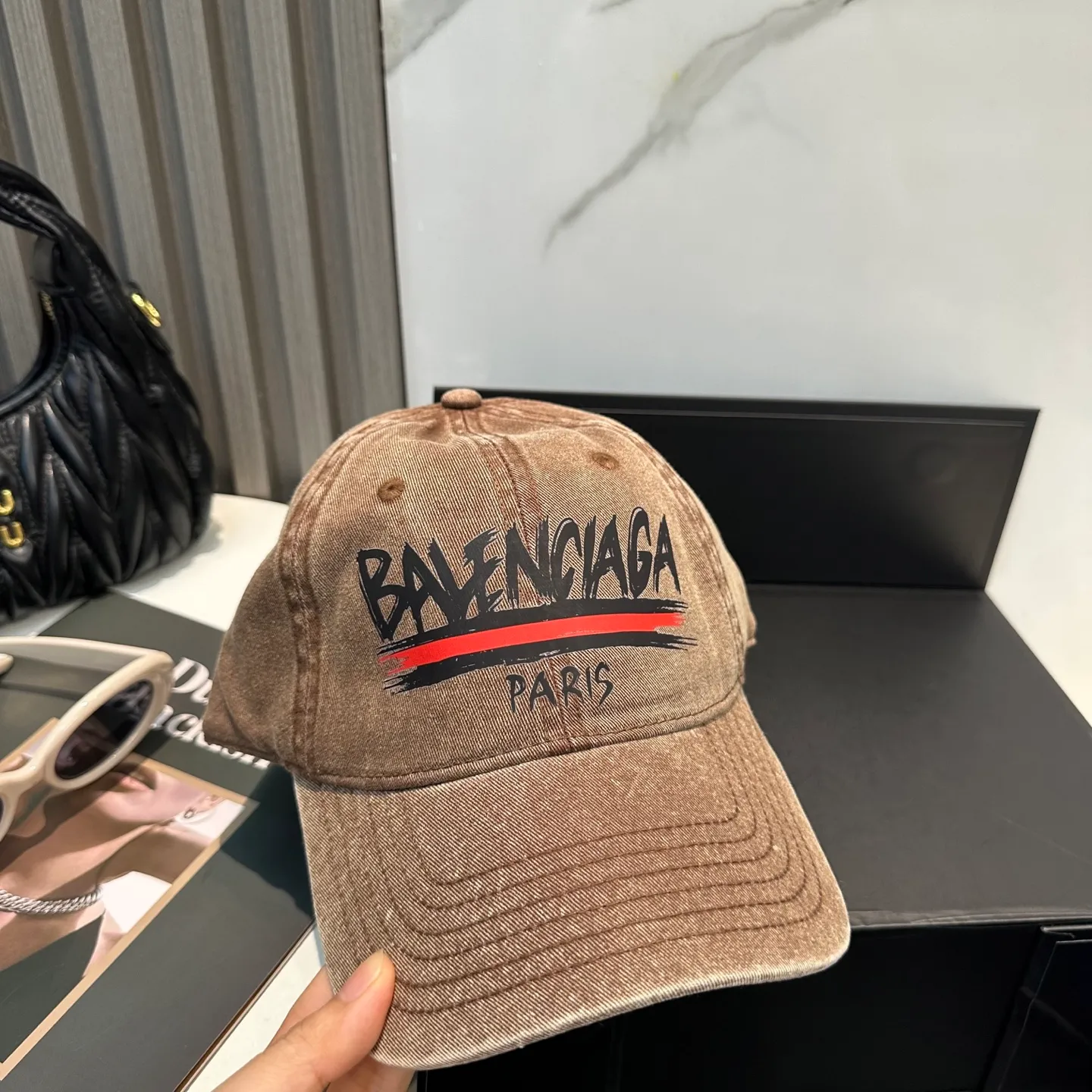 P60 new product Balencia*a Balenciaga new baseball cap ready for delivery in seconds🧢Simple, fashionable, super invincible and beautiful hat! Couple style!