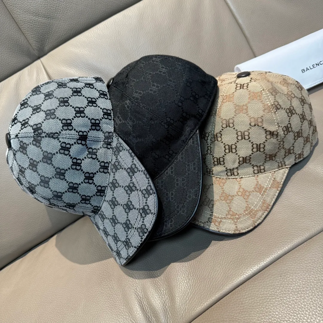 p90, Balenciaga's new original baseball cap, 1:1 mold opening and customization at the counter, original canvas fabric + first layer of cowhide, pure cotton lining, light and breathable, simple and elegant! Basic head circumference is 56cm, the patch is adjustable, suitable for both men and women, a must-have for all seasons!