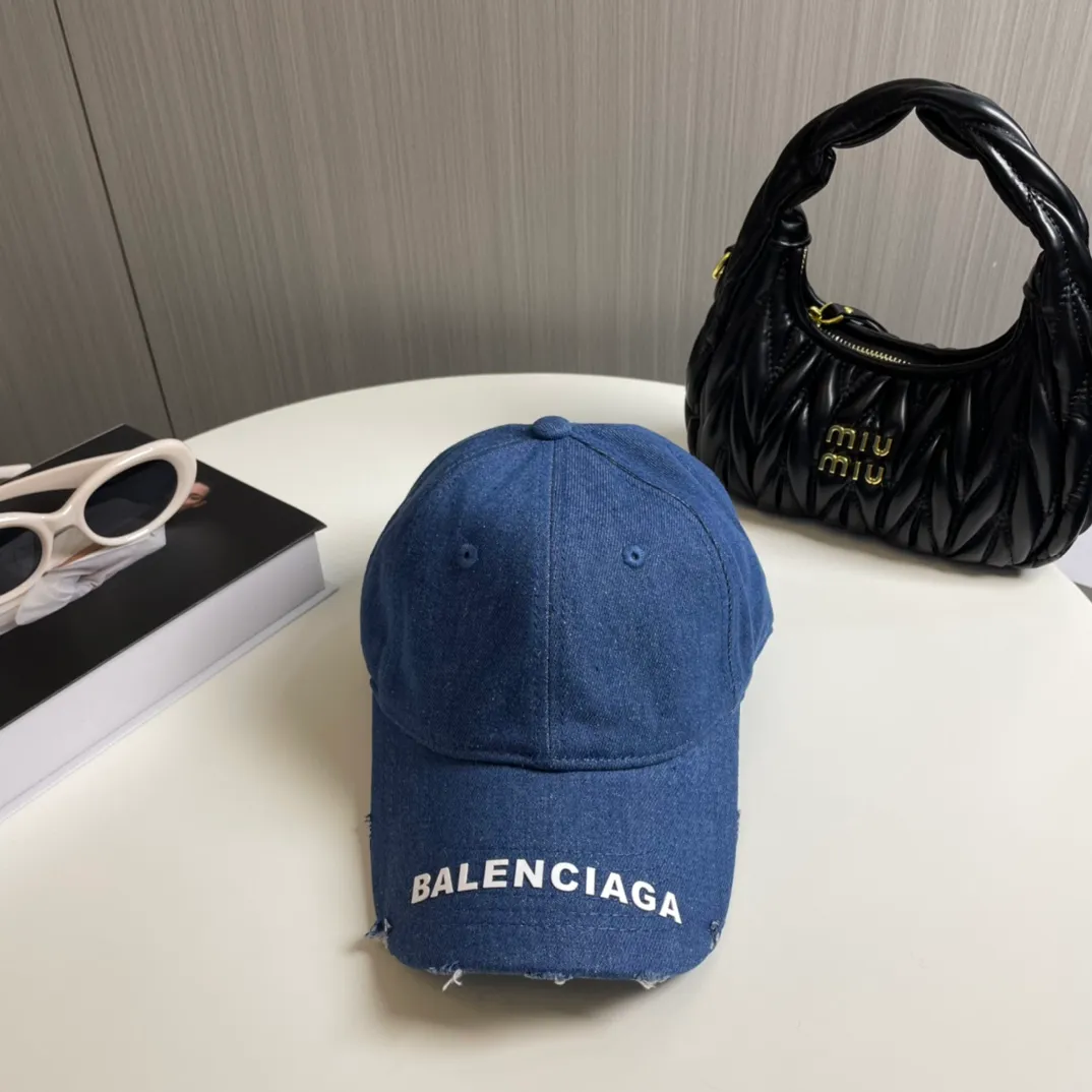 P70 Balenciaga's new washed distressed denim baseball cap. Newly launched washed denim series, casual and versatile wardrobe matching tool.