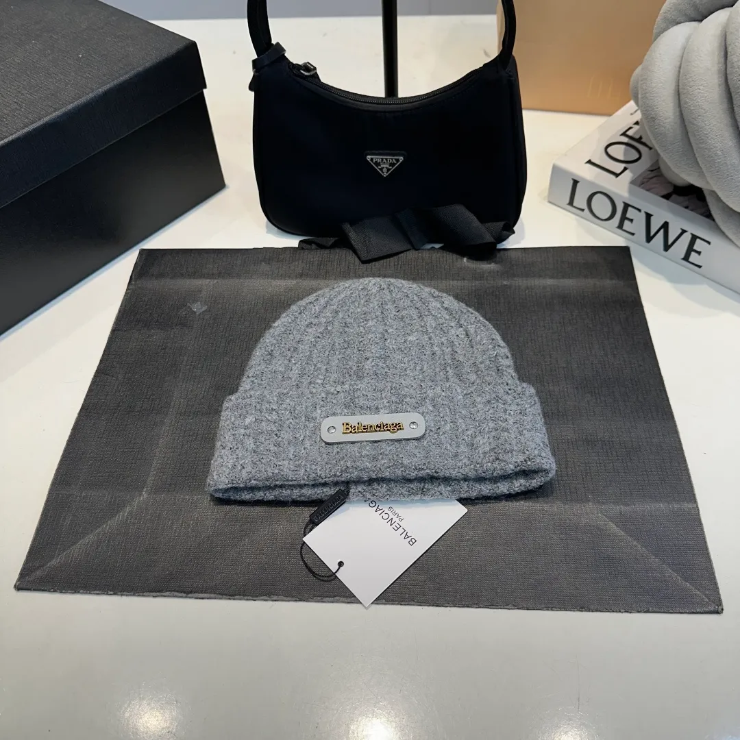P50 Balenciaga👒Spot Balenciaga official website quality (not ordinary goods in the market, pay attention to the details) new autumn and winter letter LOGO woolen hat, same style knitted hat for men and women🔥elegant temperament, warm and comfortable