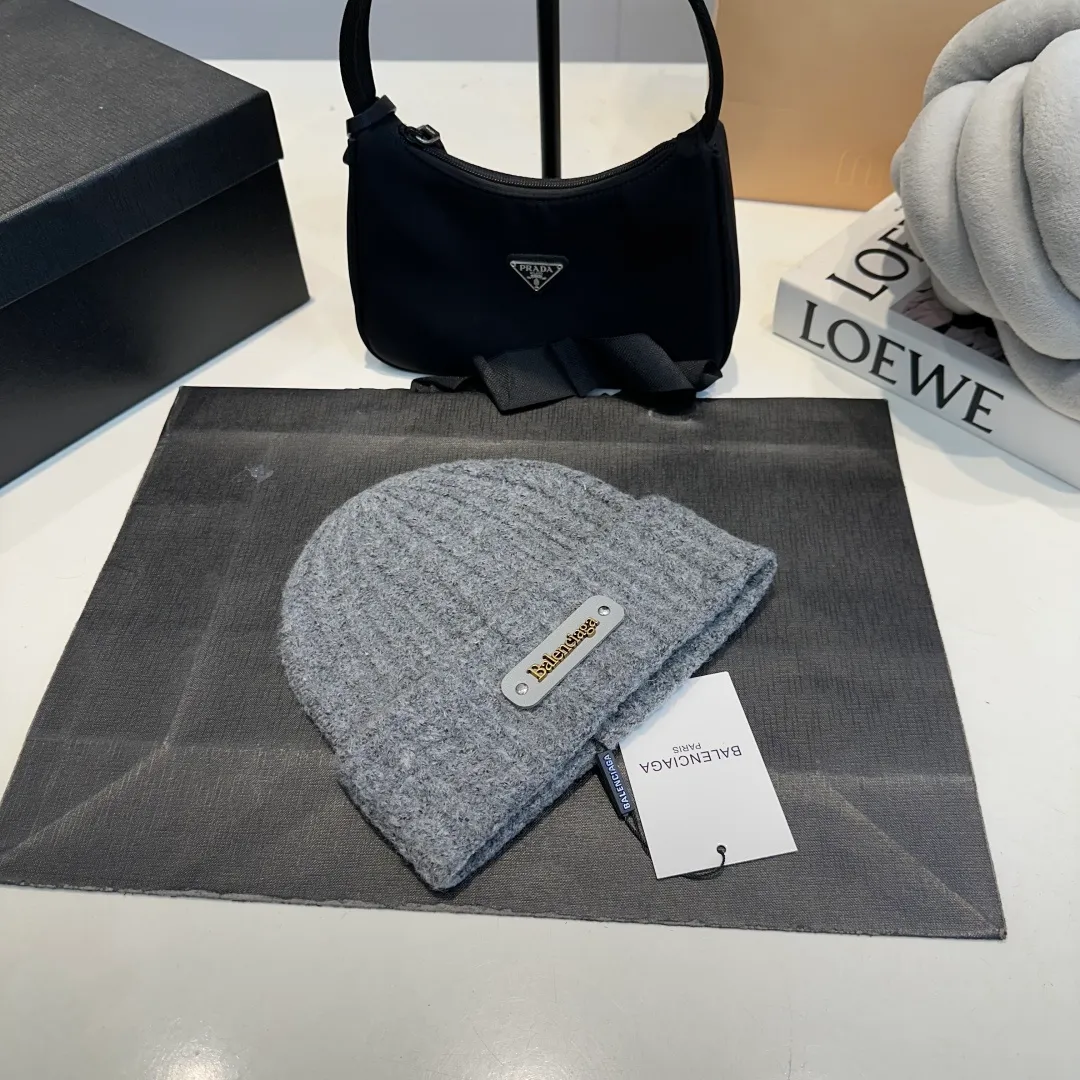P50 Balenciaga👒Spot Balenciaga official website quality (not ordinary goods in the market, pay attention to the details) new autumn and winter letter LOGO woolen hat, same style knitted hat for men and women🔥elegant temperament, warm and comfortable