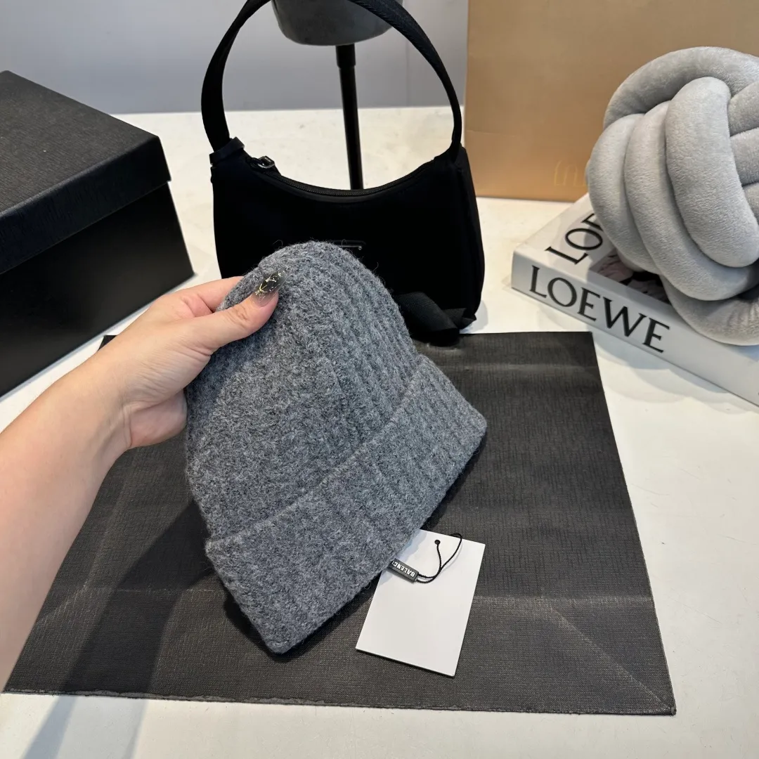 P50 Balenciaga👒Spot Balenciaga official website quality (not ordinary goods in the market, pay attention to the details) new autumn and winter letter LOGO woolen hat, same style knitted hat for men and women🔥elegant temperament, warm and comfortable