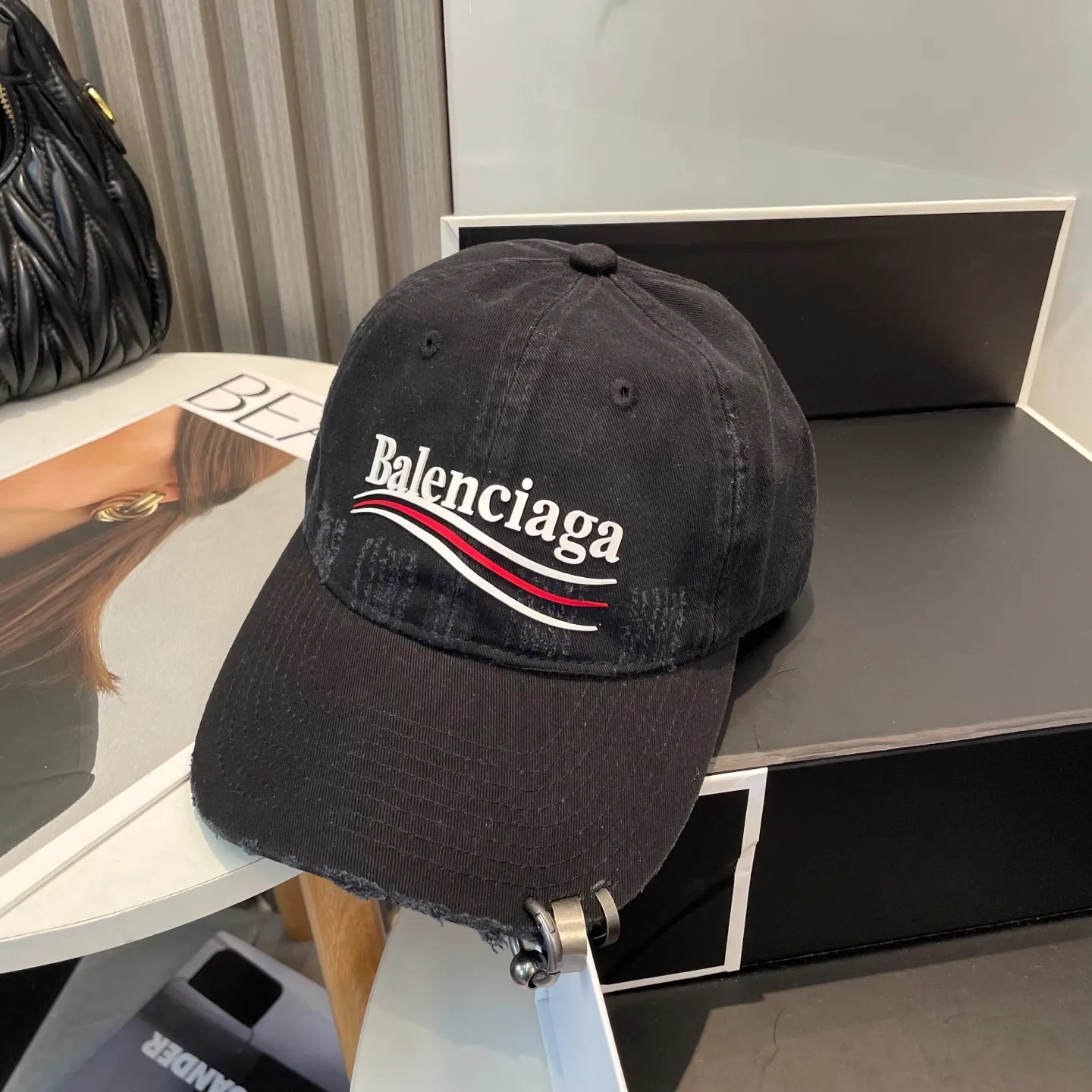 P76 New Balencia*a Balenciaga new baseball cap, ready for delivery in seconds🧢Simple, fashionable, super invincible and beautiful hat! Couple style!