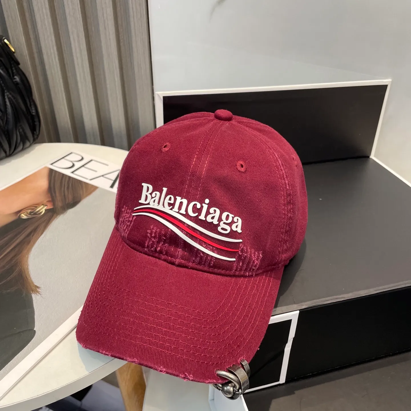 P76 New Balencia*a Balenciaga new baseball cap, ready for delivery in seconds🧢Simple, fashionable, super invincible and beautiful hat! Couple style!
