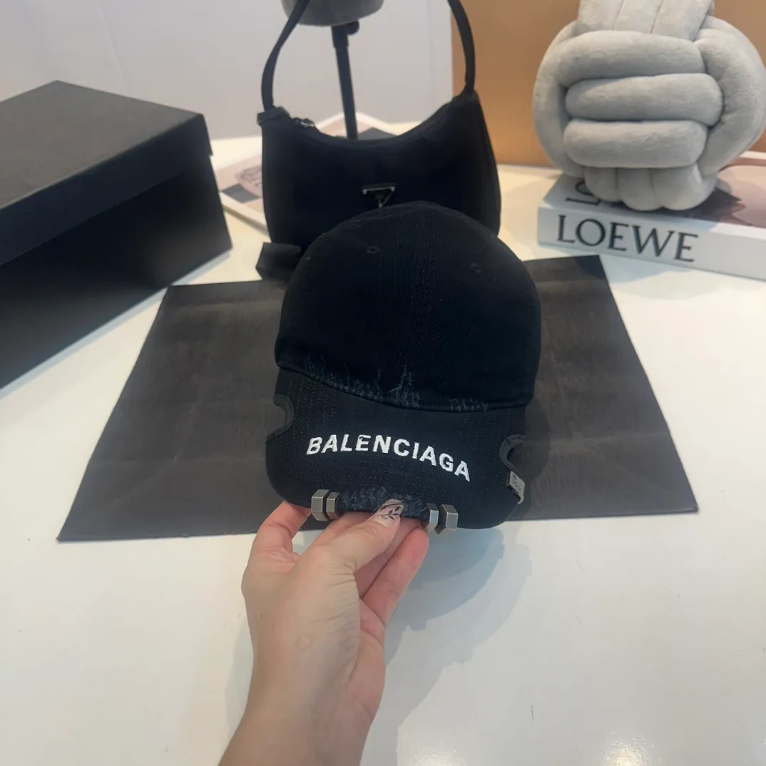 P70 Balenclaga new baseball cap, ready for delivery in seconds🧢Simple, fashionable, super invincible and beautiful hat! Couple style! The advantages of the original product compared to other hats,