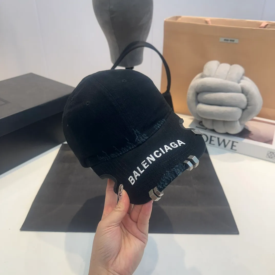 P70 Balenclaga new baseball cap, ready for delivery in seconds🧢Simple, fashionable, super invincible and beautiful hat! Couple style! The advantages of the original product compared to other hats,