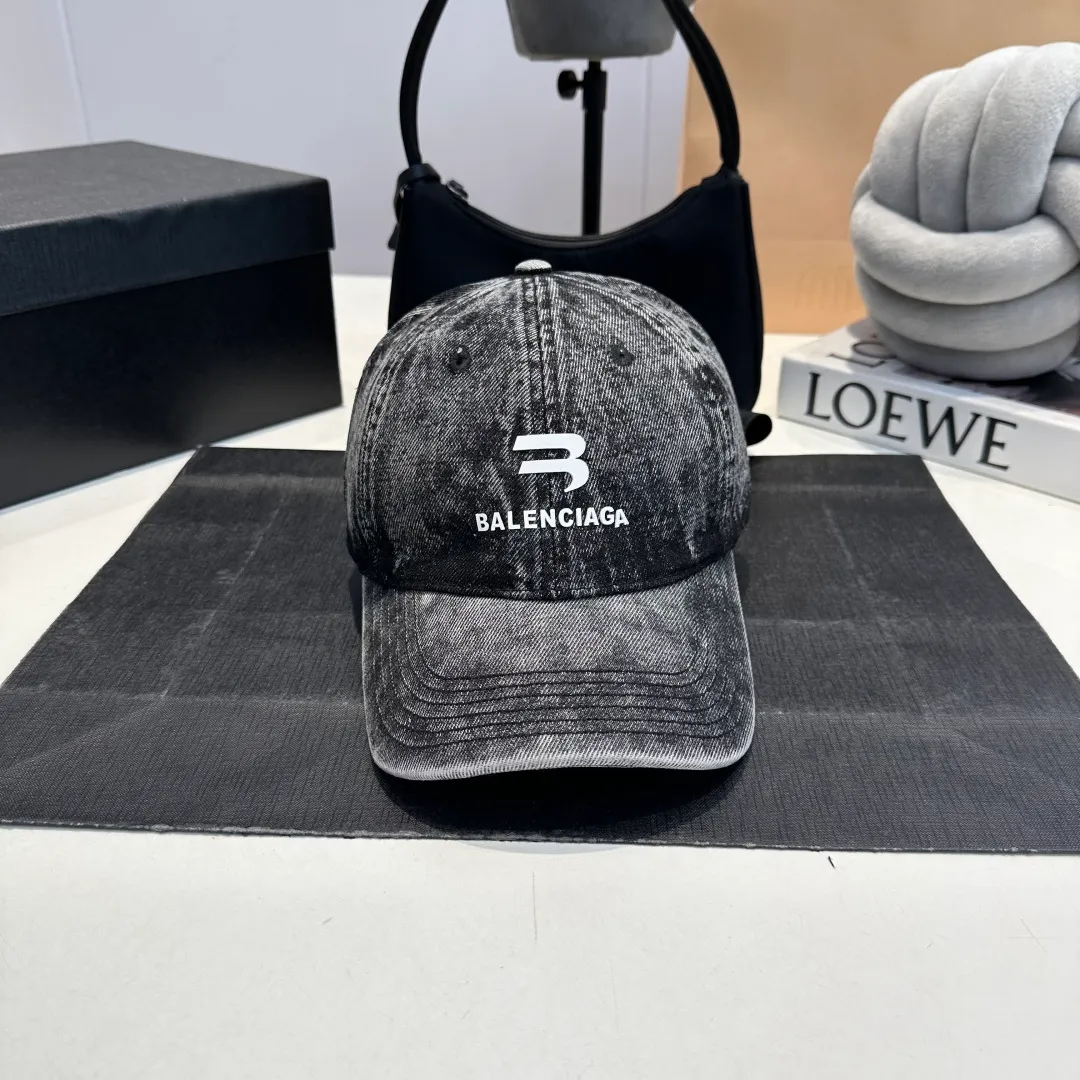 P60 BALENCIAGA 🆕Spring style new personalized baseball cap, high quality and excellent breathability, suitable for all seasons, high-value fashion item! Same style for men and women