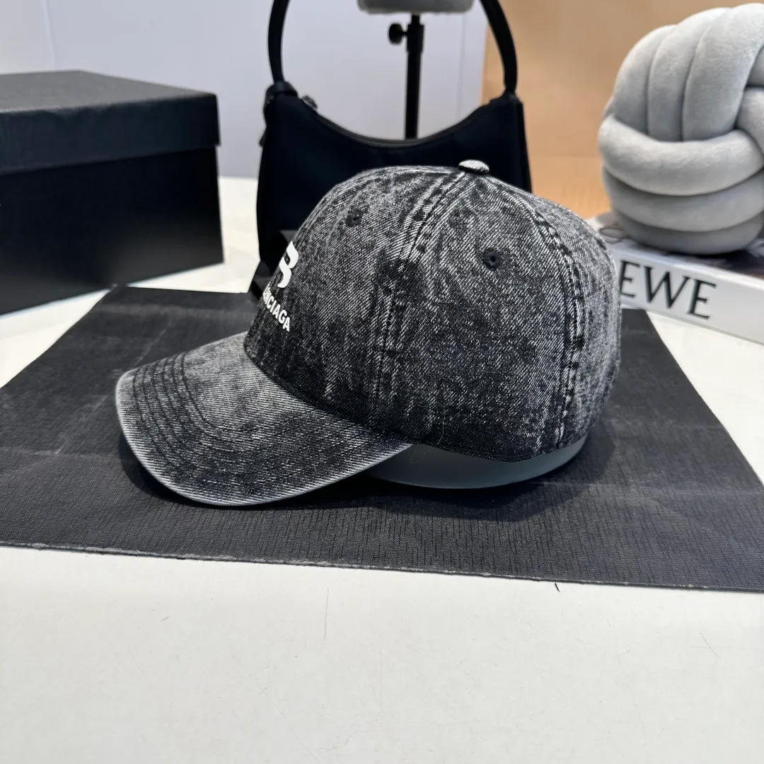 P60 BALENCIAGA 🆕Spring style new personalized baseball cap, high quality and excellent breathability, suitable for all seasons, high-value fashion item! Same style for men and women