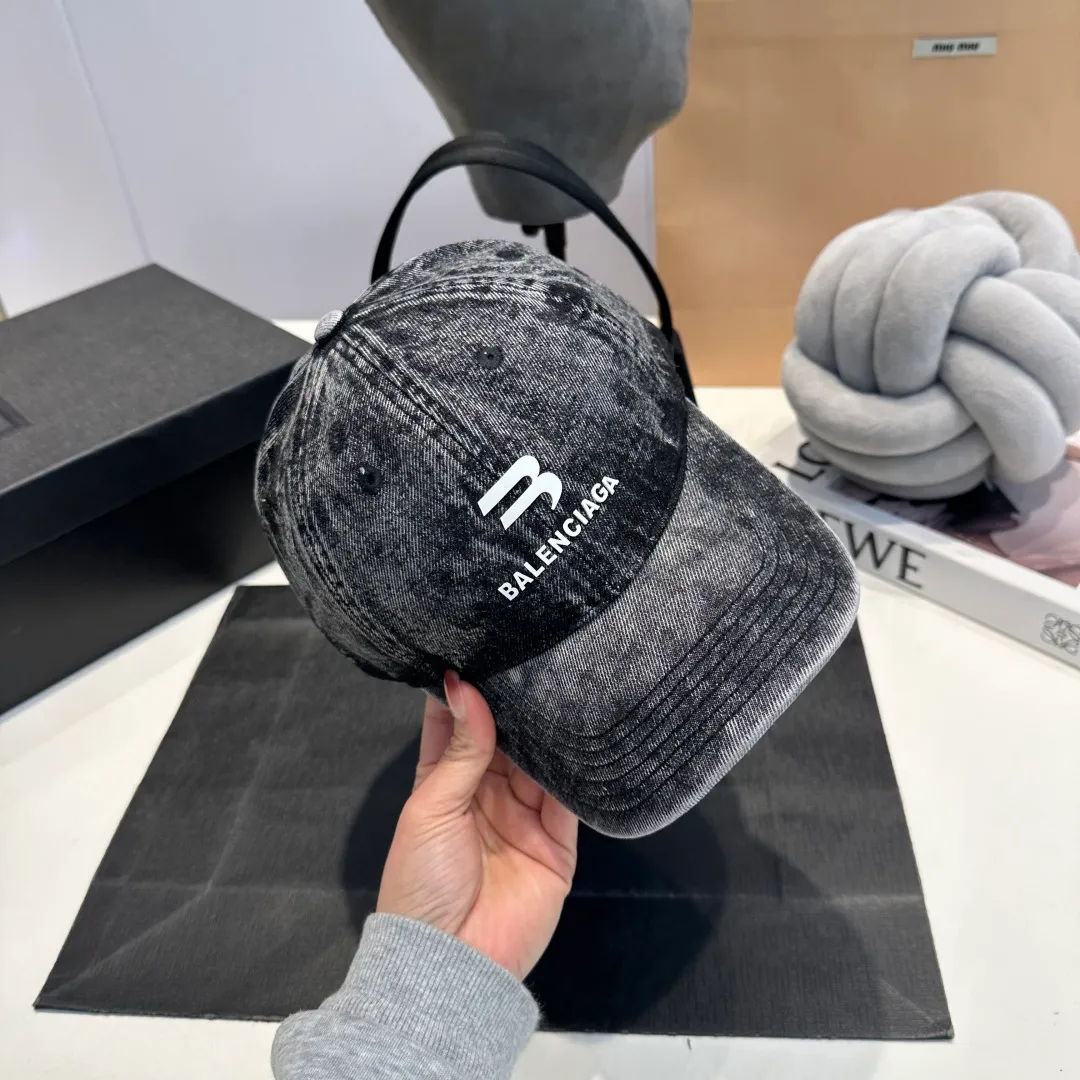 P60 BALENCIAGA 🆕Spring style new personalized baseball cap, high quality and excellent breathability, suitable for all seasons, high-value fashion item! Same style for men and women