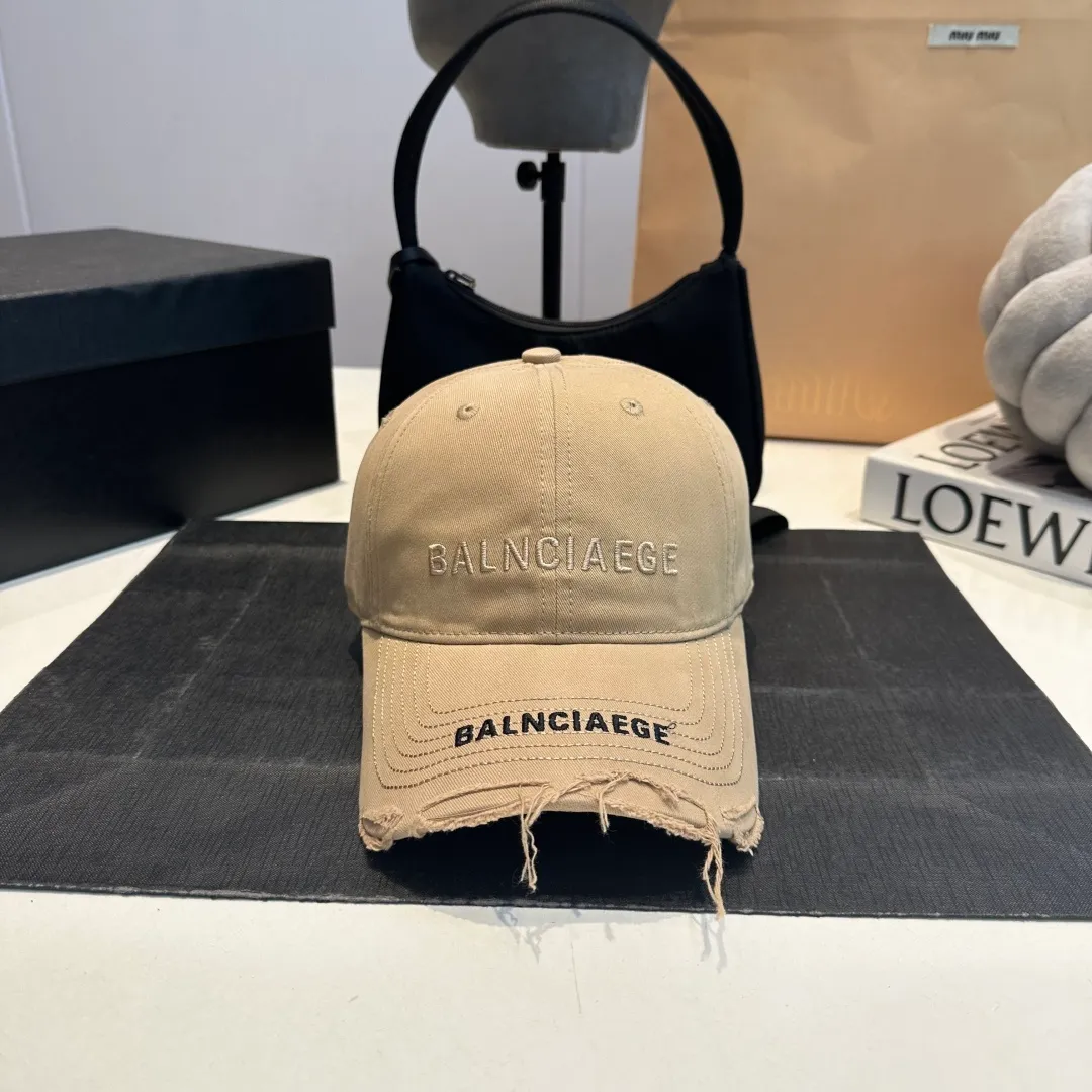 P60 Balenciaga BALENGIAGA hole baseball cap