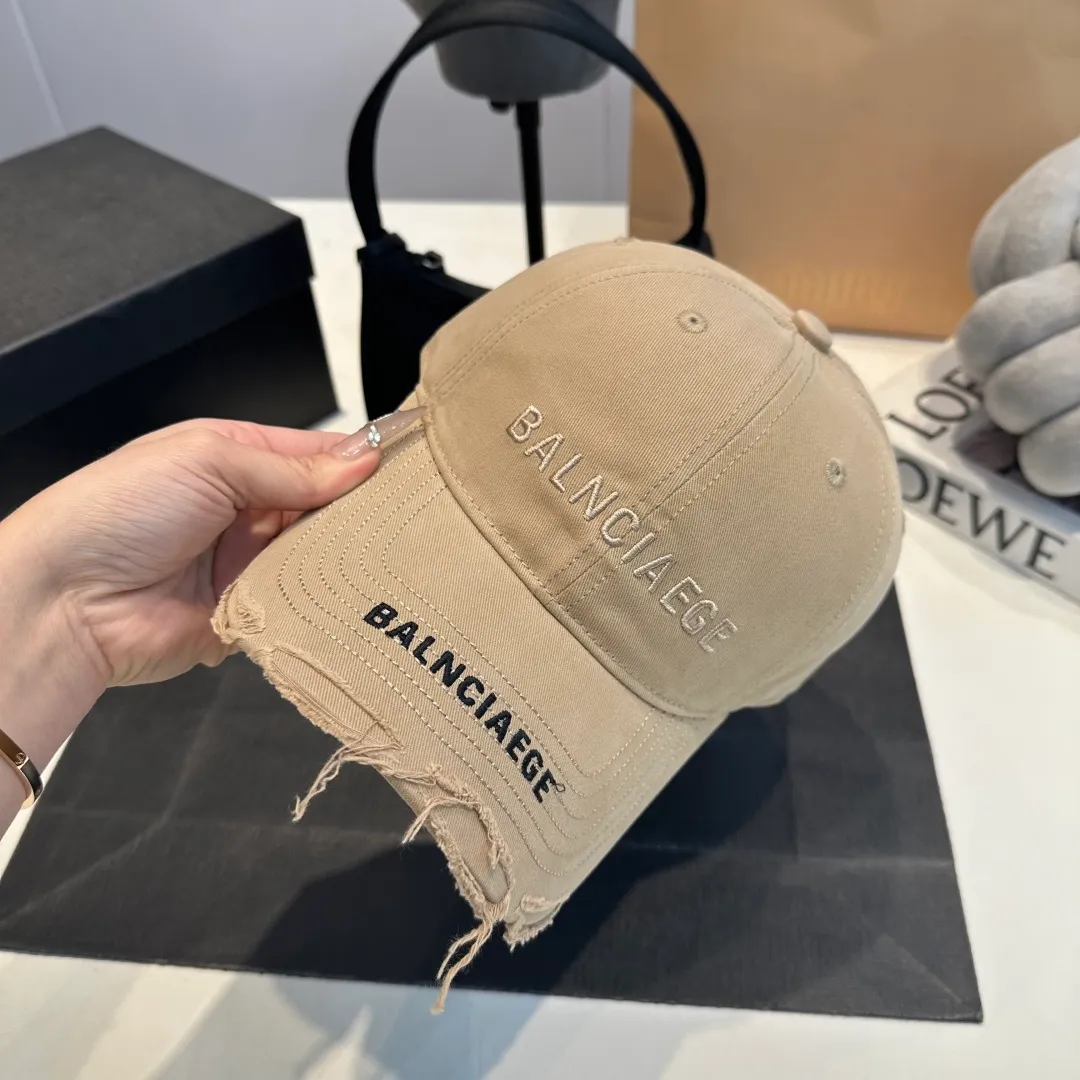 P60 Balenciaga BALENGIAGA hole baseball cap
