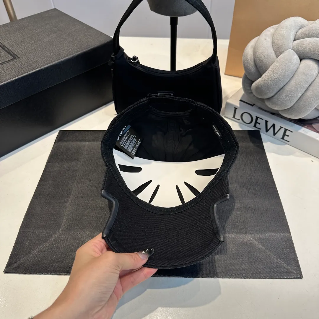 p70 Balencia*a Balenciaga’s new baseball cap 🧢Simple, fashionable and super beautiful hat!