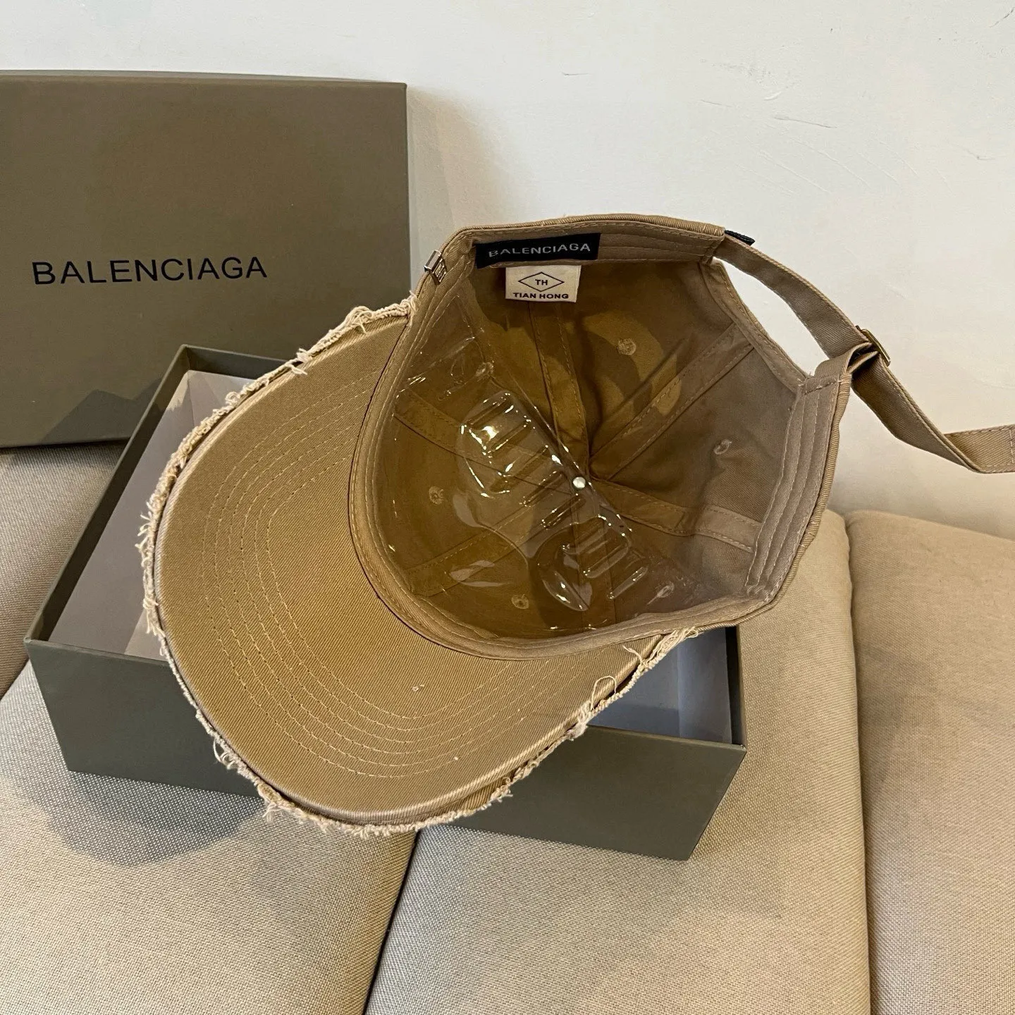 P60 BALENCIAGA new logo baseball cap, cool colors, different styles for men and women, the first batch will be shipped first! A must-buy for Paris fans!