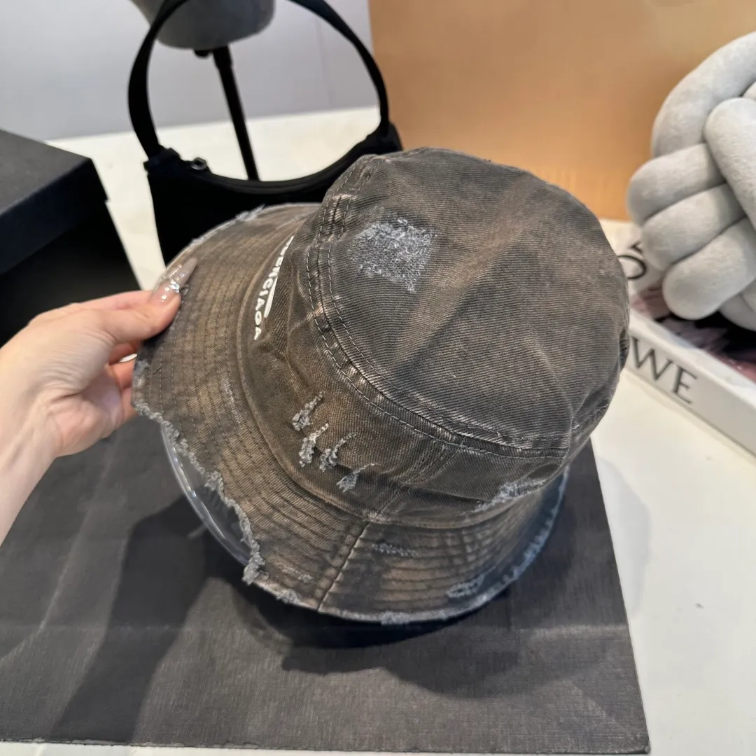 P60 new product Balencia*a Balenciaga's new fisherman hat, ready for delivery in seconds🧢Simple, fashionable, super invincible and beautiful hat! Couple style!