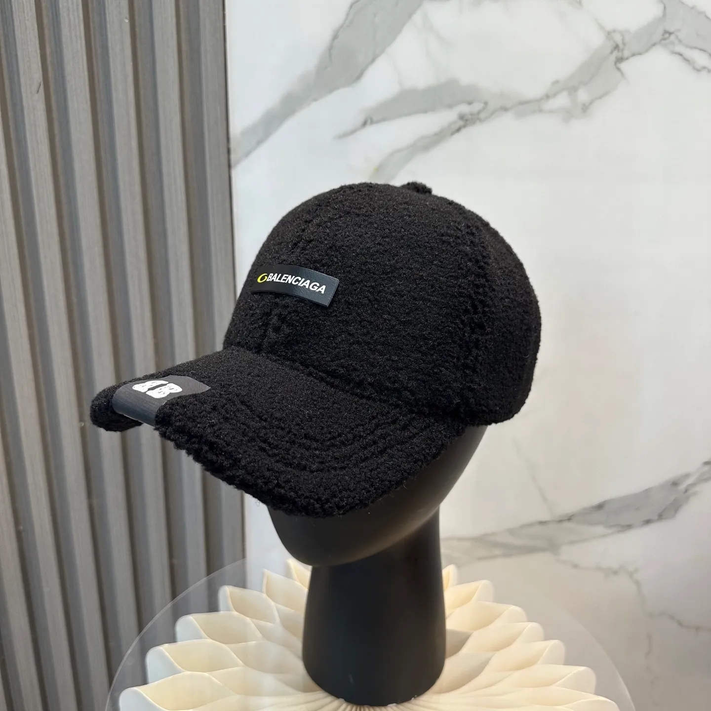 P56 Balenciaga ~ New autumn and winter lamb wool baseball cap ~ It is a perfect interpretation of the sweet and cool style. I love it so much❤️ The top is sexy and handsome. Both are online! No girl can refuse a fluffy item.