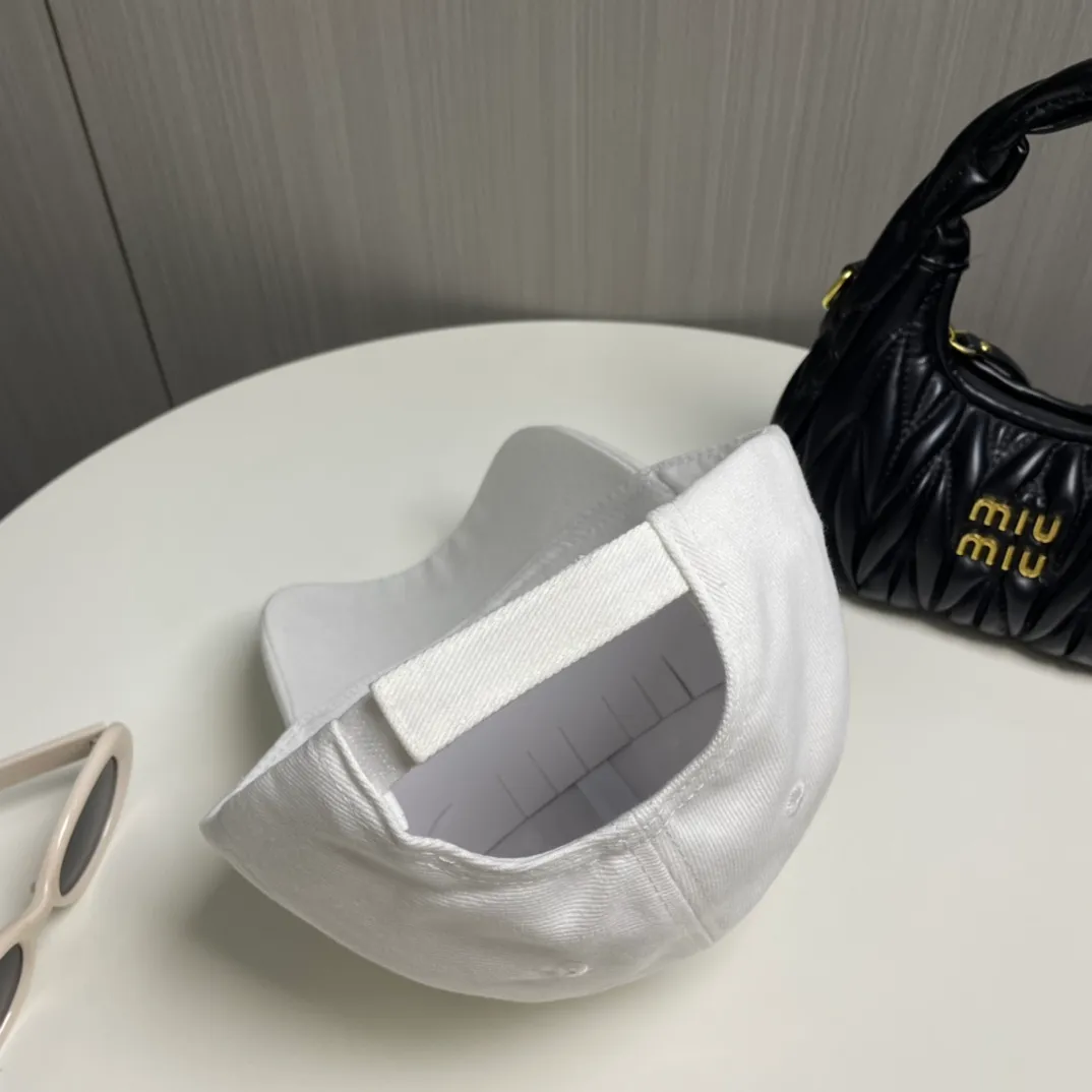 P60 new product Balencia*a new baseball cap with embroidered letters from Balenciaga, ready for delivery in seconds🧢Simple, fashionable, super invincible and beautiful hat! Couple style!