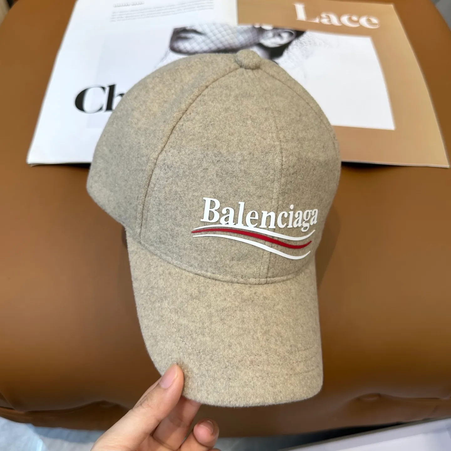 P56 Balenciaga's new autumn and winter woolen baseball cap💋💋 The baseball cap that is most commonly worn every day. The gray color often matches the look👀 It is very good for daily commuting or city boy sweeping the streets.
