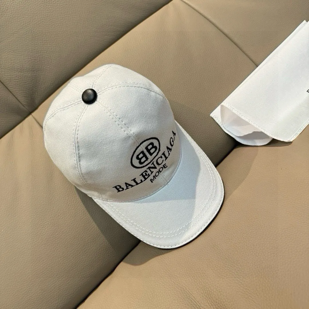 P90, Balenciaga's new original baseball cap, 1:1 mold customization, new three-dimensional embroidery, exquisite and flawless! Original canvas fabric + first-layer cowhide, meticulous workmanship, original factory quality, exclusive physical photography. Ships in black and white.
