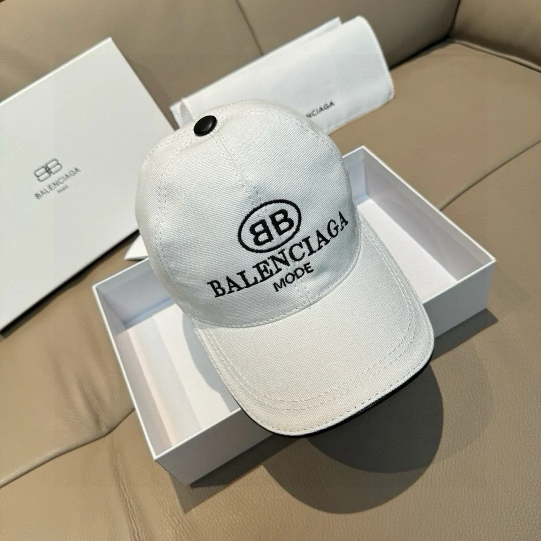 P90, Balenciaga's new original baseball cap, 1:1 mold customization, new three-dimensional embroidery, exquisite and flawless! Original canvas fabric + first-layer cowhide, meticulous workmanship, original factory quality, exclusive physical photography. Ships in black and white.