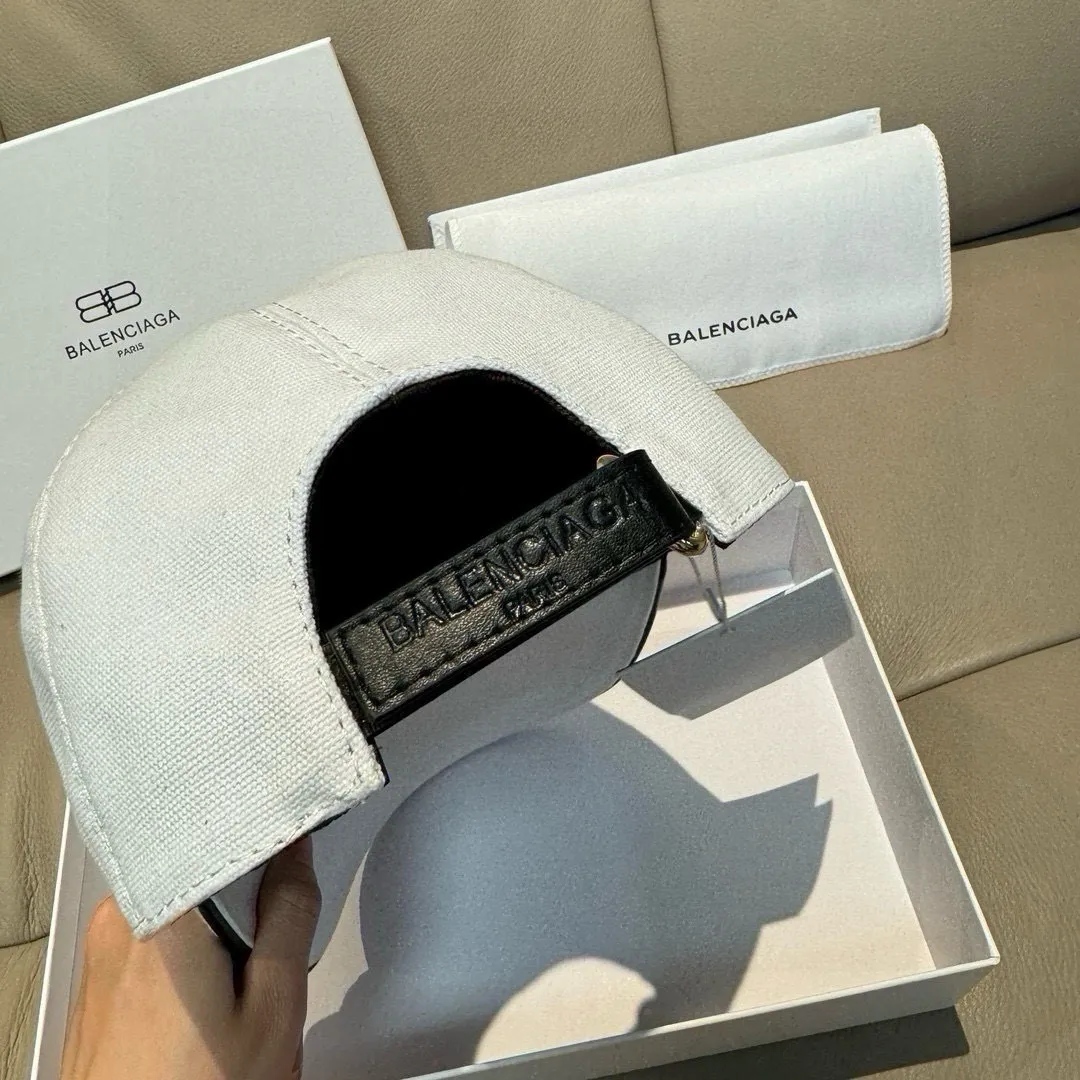 P90, Balenciaga's new original baseball cap, 1:1 mold customization, new three-dimensional embroidery, exquisite and flawless! Original canvas fabric + first-layer cowhide, meticulous workmanship, original factory quality, exclusive physical photography. Ships in black and white.