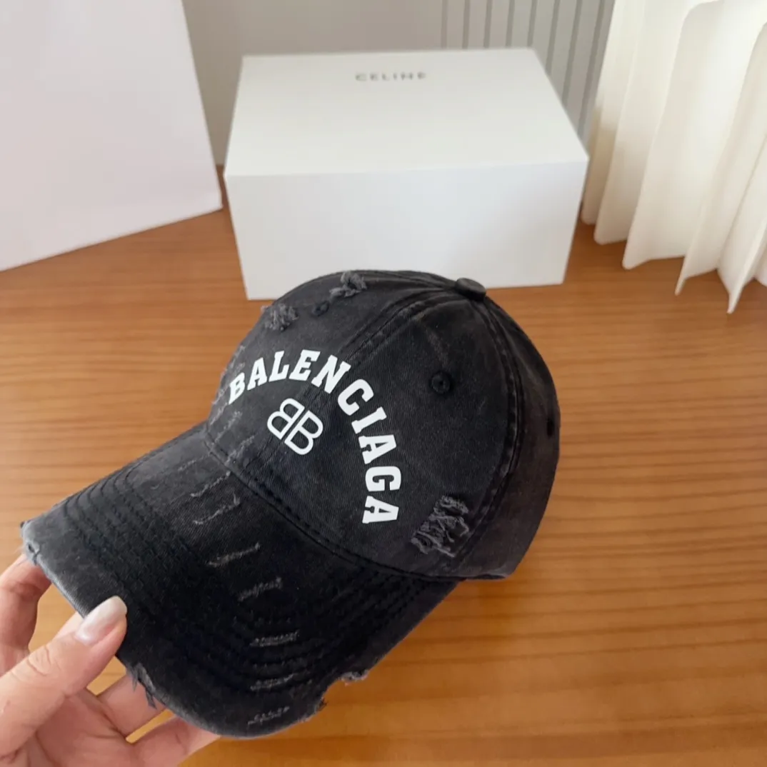 💰60 Balencia*a new baseball cap 🧢Simple, fashionable and super beautiful hat!