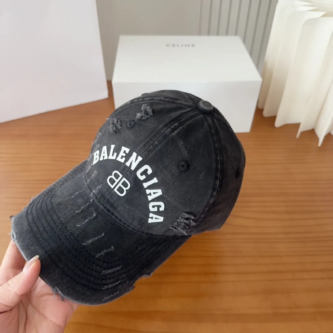 💰60 Balencia*a new baseball cap 🧢Simple, fashionable and super beautiful hat!