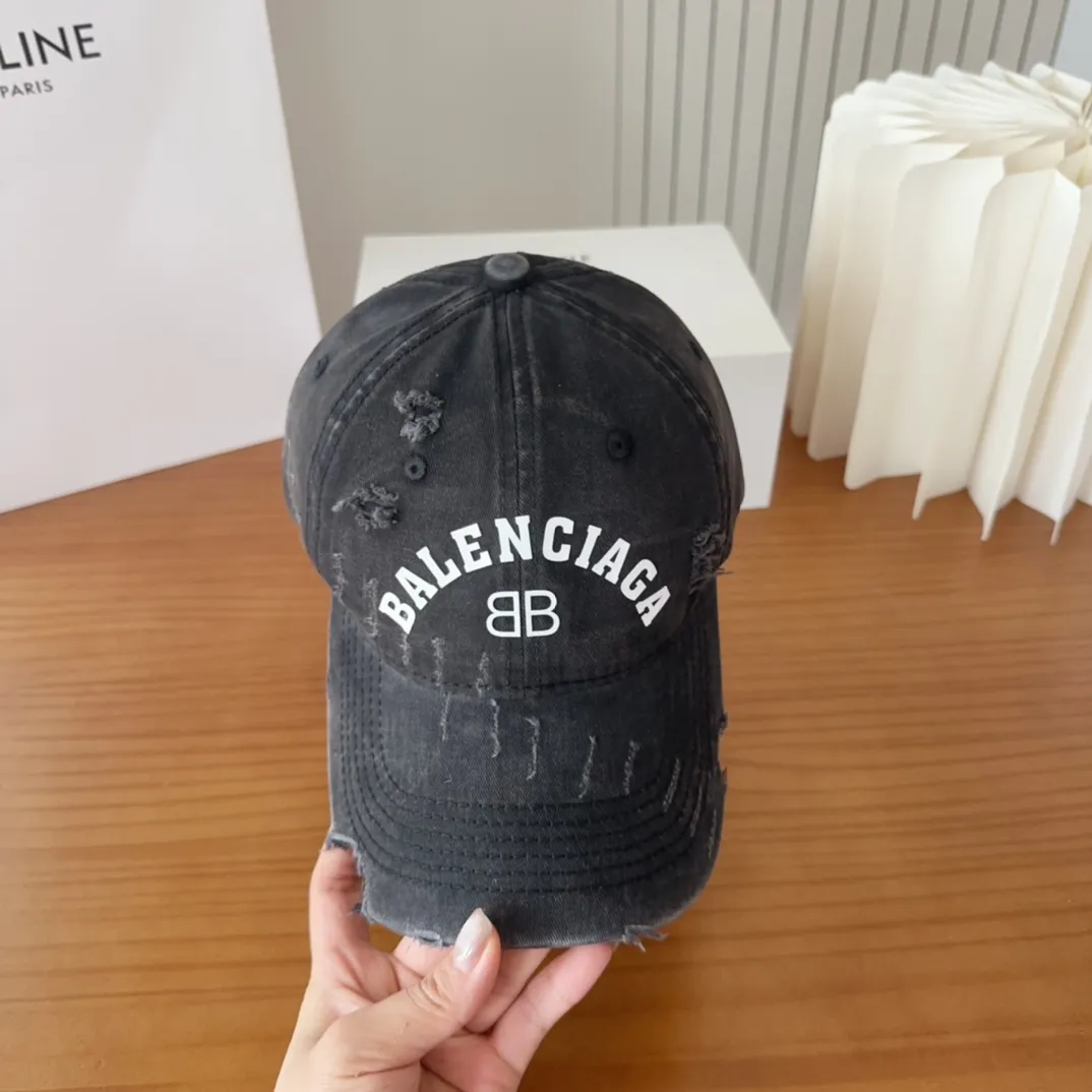 💰60 Balencia*a new baseball cap 🧢Simple, fashionable and super beautiful hat!