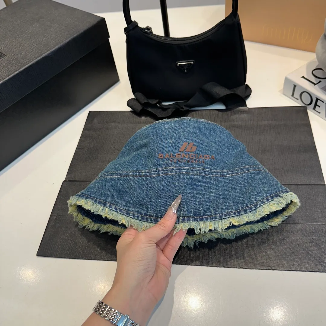 P70 Balenciaga denim bucket hat, head circumference 57cm